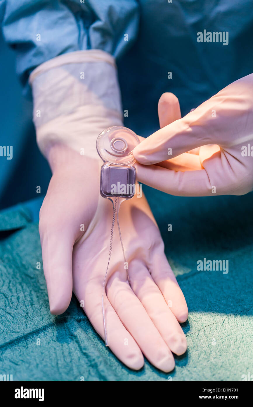 Les chirurgien implant cochléaire, une opération d'implantation d'un petit appareil électronique utilisé pour donner une idée de son à une personne sourde, de l'hôpital de Limoges, France. Banque D'Images