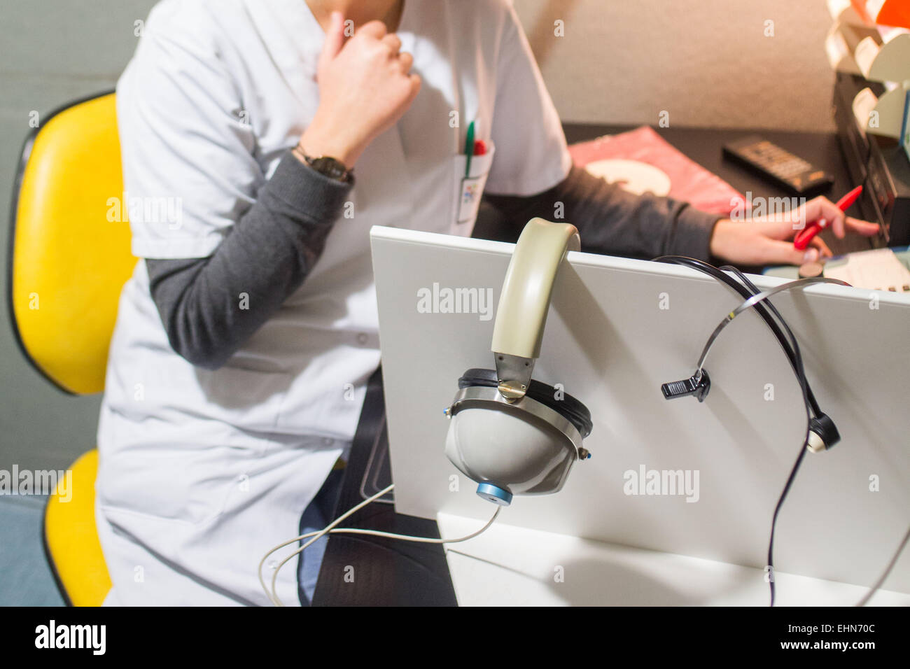 Le suivi postopératoire après placement d'un implant cochléaire, l'évaluation et les réglages de l'implant avec un orthophoniste et d'audiologiste, de l'hôpital de Limoges, France. Banque D'Images