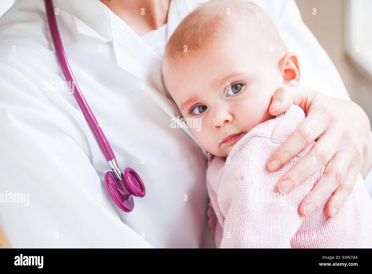 7-month-old baby girl avec le pédiatre. Banque D'Images