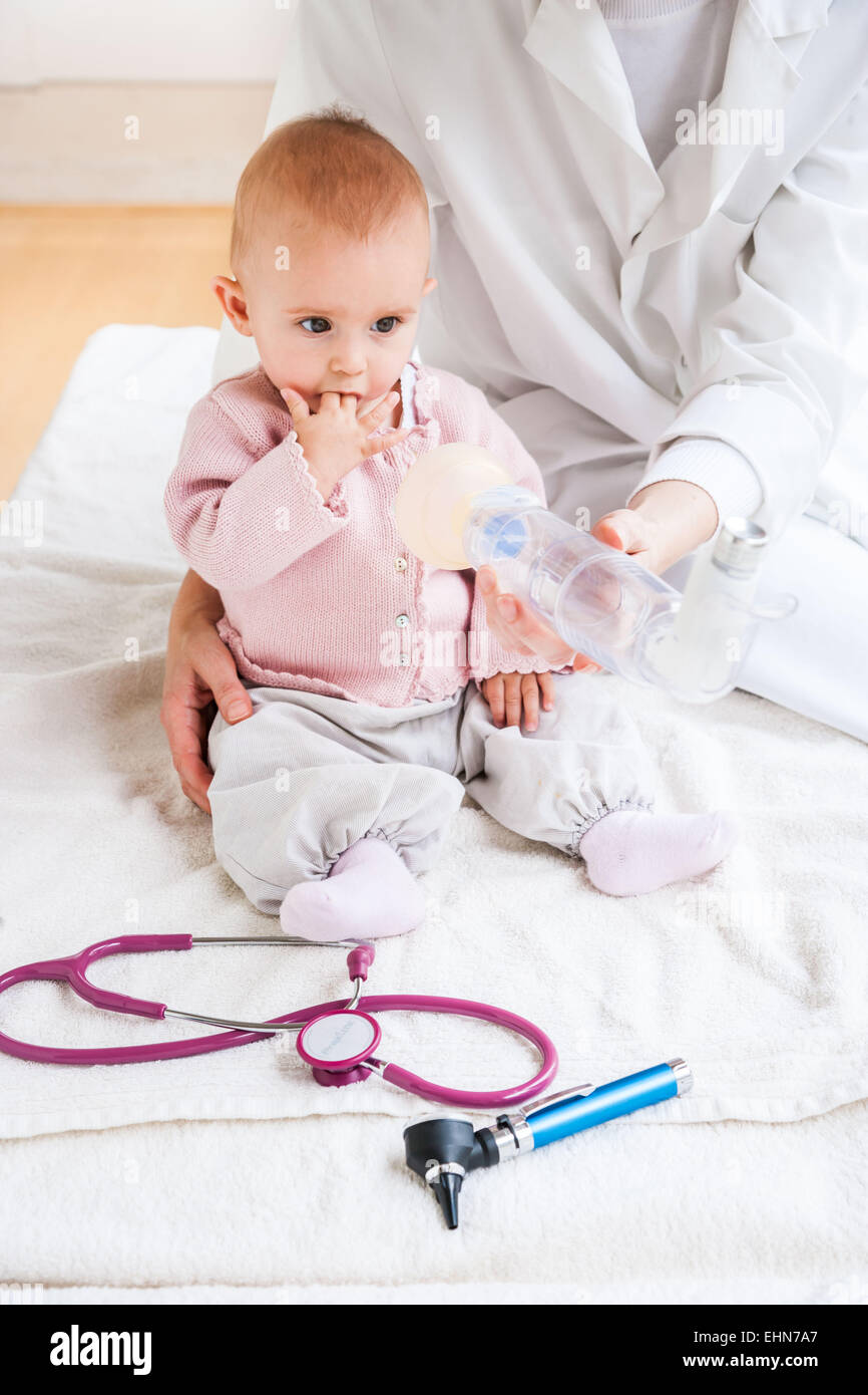 7 Month Old Baby Girl Recevant Un Traitement De L Asthme De L Aerosol Bronchodilatateur Avec Chambre D Inhalation Photo Stock Alamy