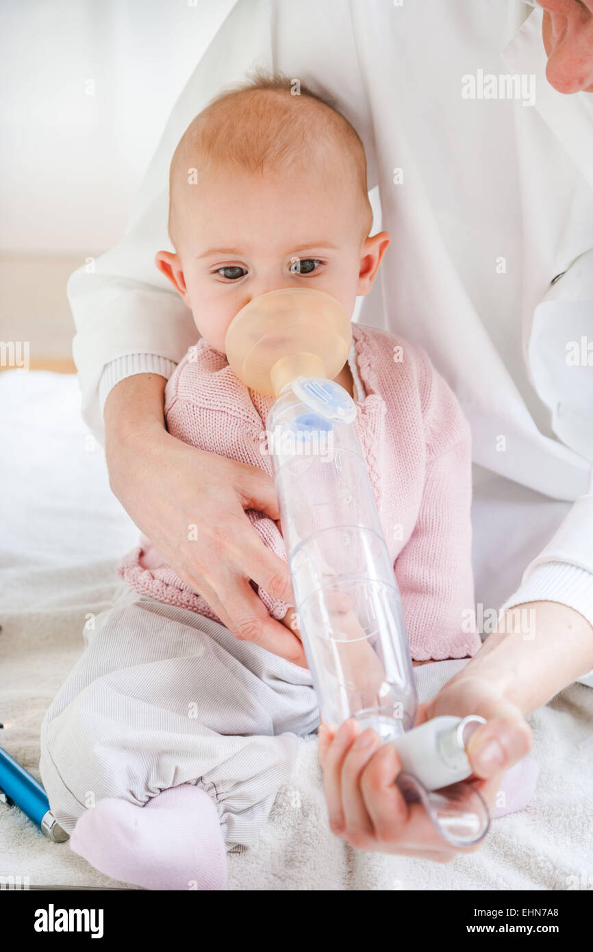 Baby Girl Recevant Un Traitement De L Asthme De Sa Mere A L Inhalation De L Aerosol Bronchodilatateur Chambre De L Hopital Robert Debre Photo Stock Alamy