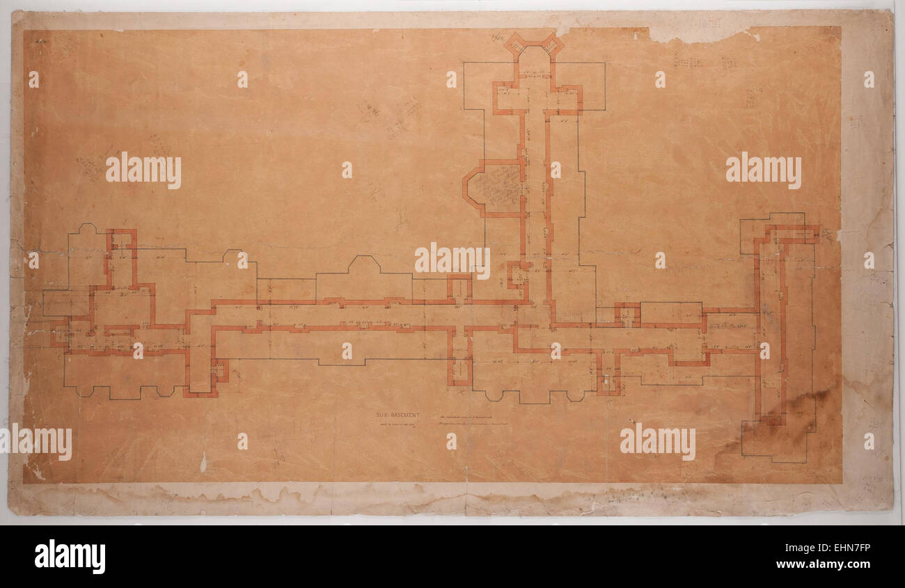 Cette photographie montre le sous-sol de l'asile de Sheppard, offrant un aperçu rare des parties moins connues de l'établissement. L'image donne un aperçu de la disposition architecturale et du contexte historique de l'asile au cours de ses années actives. Banque D'Images