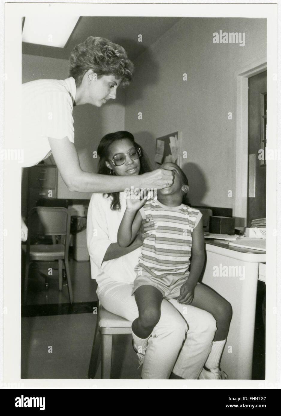 Cette image montre un garçon qui reçoit une vaccination, illustrant un moment important de l'histoire médicale. Il souligne le rôle de la vaccination dans la santé publique et la prévention des maladies. Banque D'Images