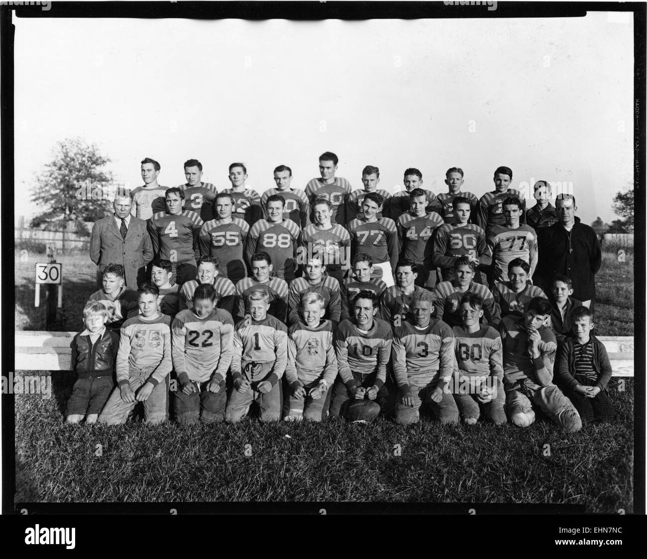 L'équipe de football du lycée Crystal Springs Jr High, capturant l'énergie et le travail d'équipe des joueurs, dans une photographie mettant l'accent sur la culture sportive et l'esprit de communauté de l'école. Banque D'Images