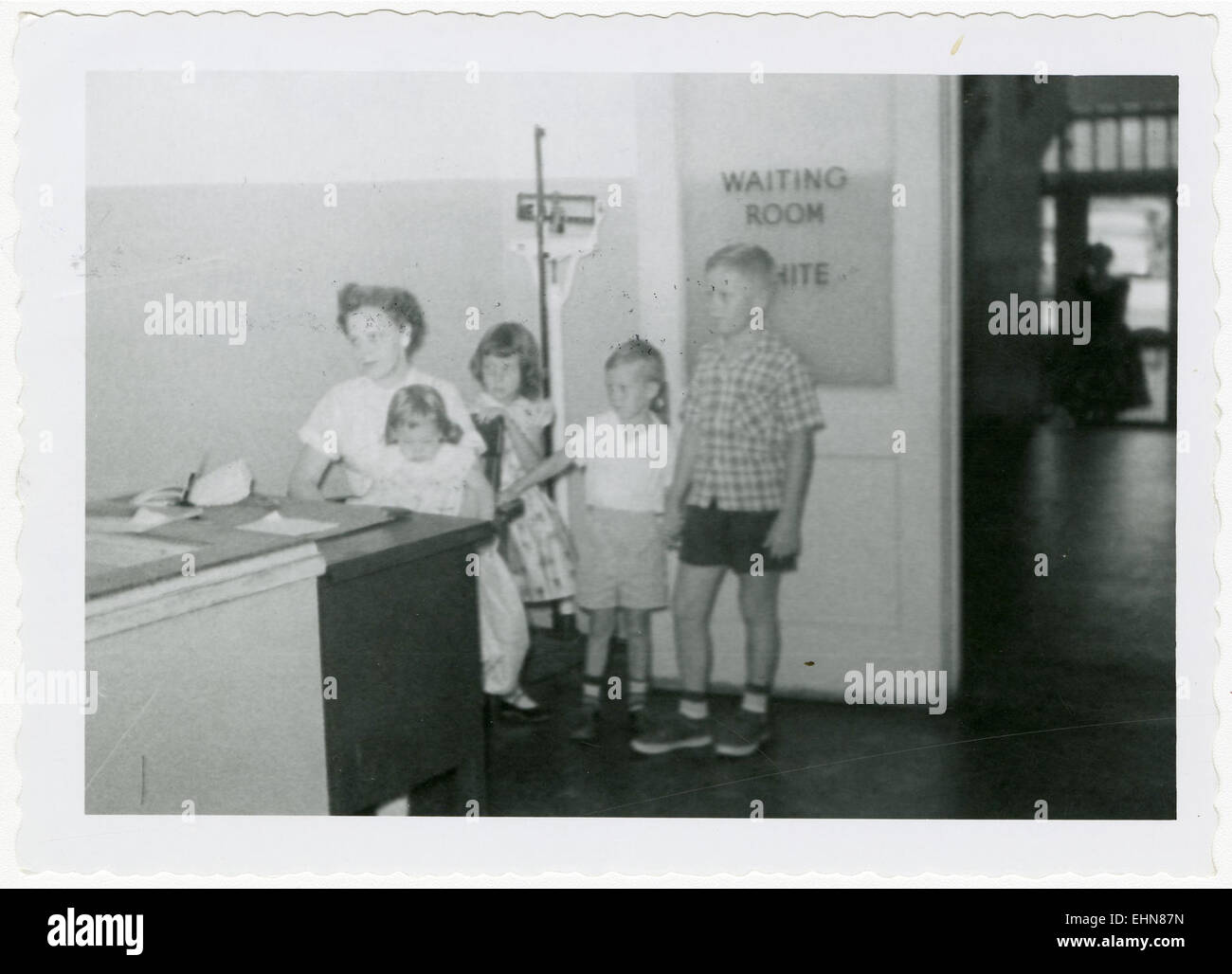 Affiche de santé publique de 1958 faisant la promotion du vaccin contre la poliomyélite, soulignant l'importance de la vaccination pendant une période critique de l'histoire médicale. Banque D'Images