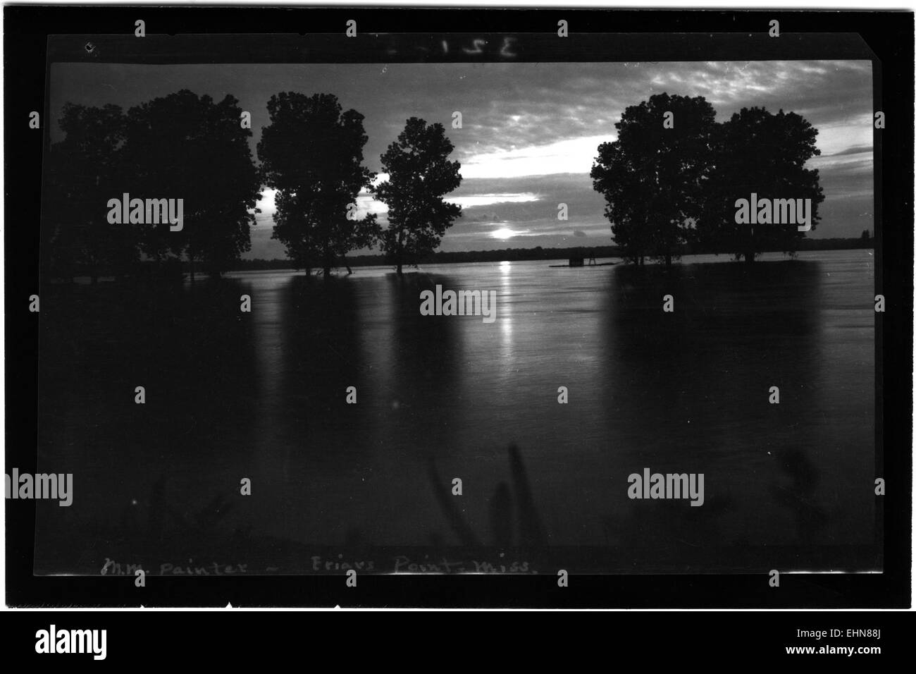 Une peinture d'art représentant un coucher de soleil sur le fleuve Mississippi, capturant la tranquillité du paysage fluvial dans un style mêlant des teintes douces et des vues panoramiques, illustrant un cadre américain. Banque D'Images