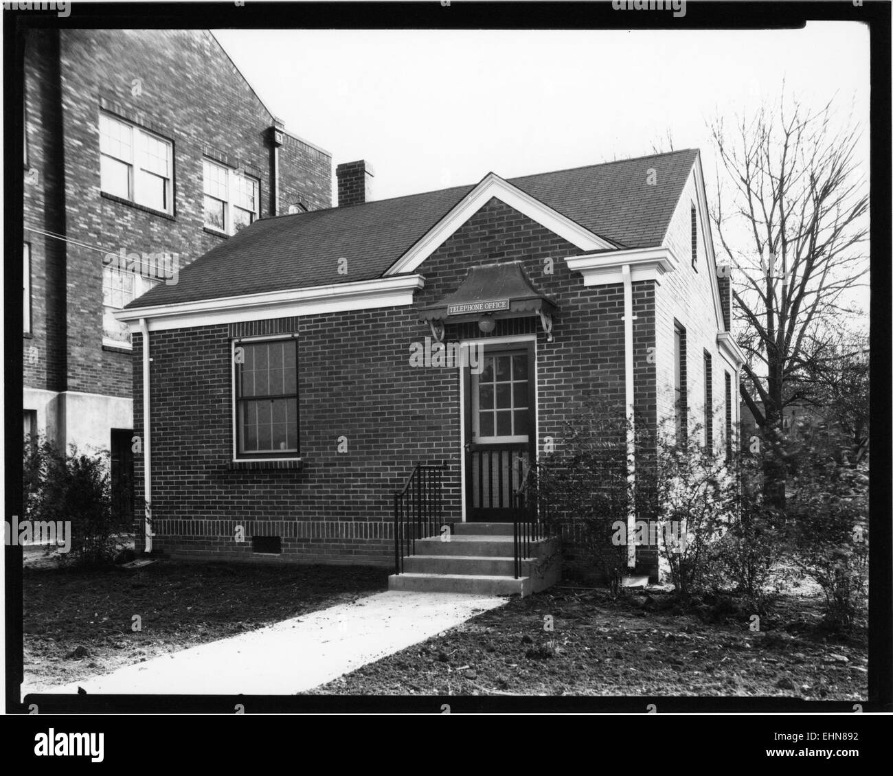 Cette image représente un bureau téléphonique historique, mettant en valeur la technologie téléphonique précoce et son rôle dans les systèmes de communication. Banque D'Images