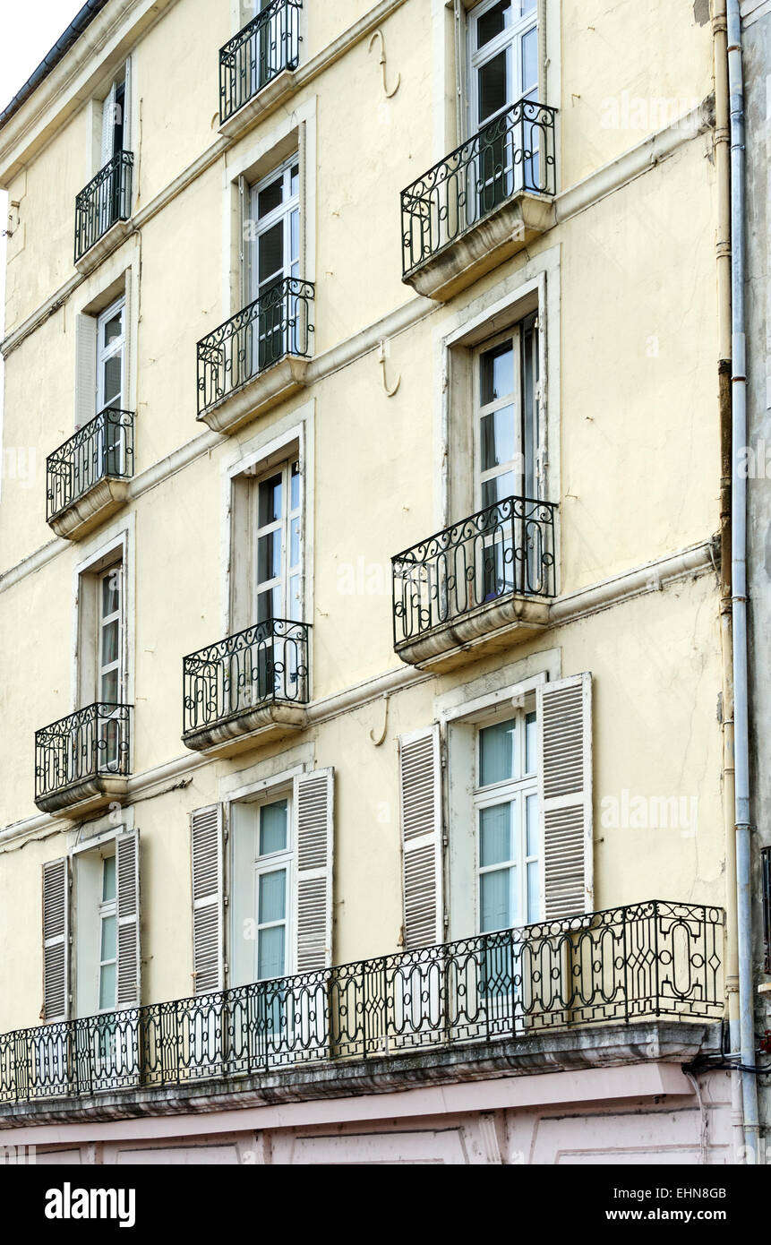 En fer forgé décoré la façade jaune pâle sur un immeuble sur la Rue de Châtelet, Chalon-safe-Saône, Bourgogne, France Banque D'Images