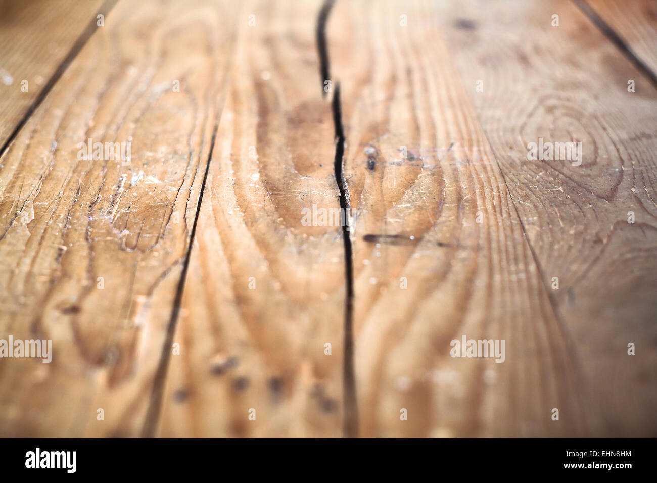 Détails d'une vieille table en bois, d'une fissure de la plaque