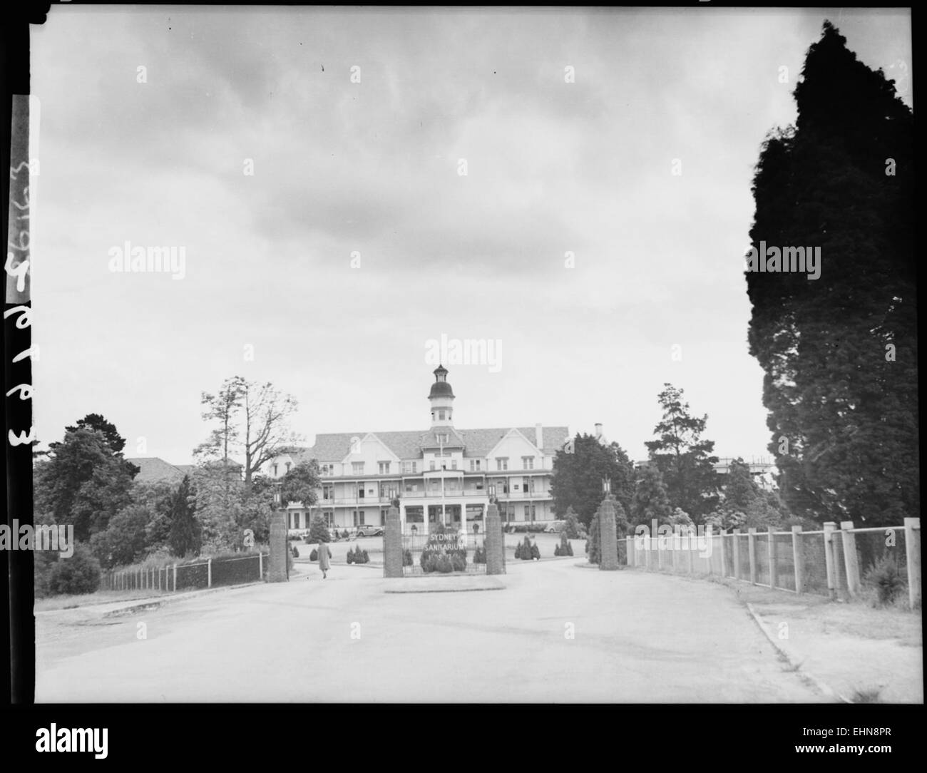 Le sanatorium de Sydney à Wahroonga, en Nouvelle-Galles du Sud, était un établissement de santé de premier plan à son époque. Cette image d’archives en noir et blanc capture la beauté architecturale et l’environnement serein du sanatorium, soulignant son rôle dans la prestation de soins médicaux et de services de réadaptation à la communauté pendant ses années opérationnelles. Banque D'Images