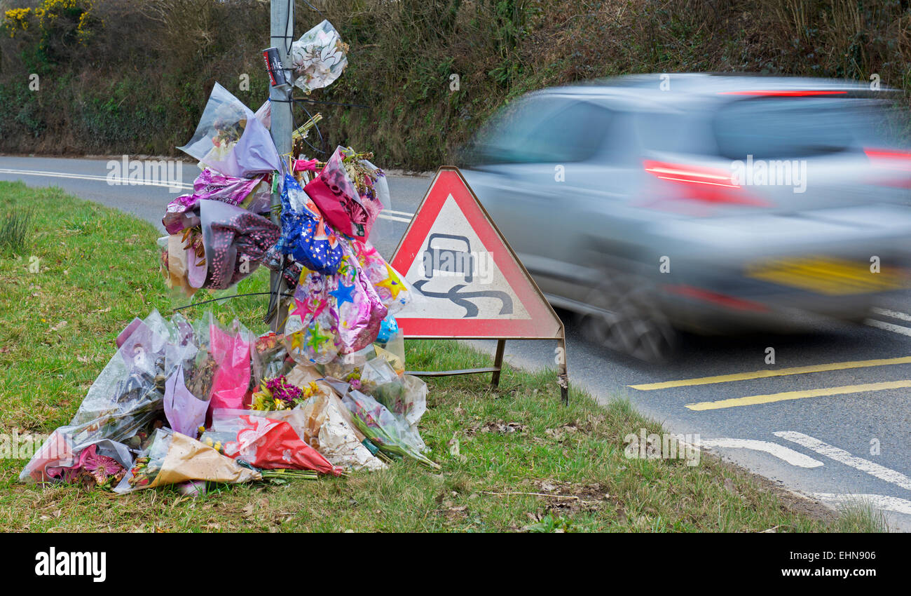 Excès de voiture une route passé culte, les lieux d'un accident mortel Banque D'Images