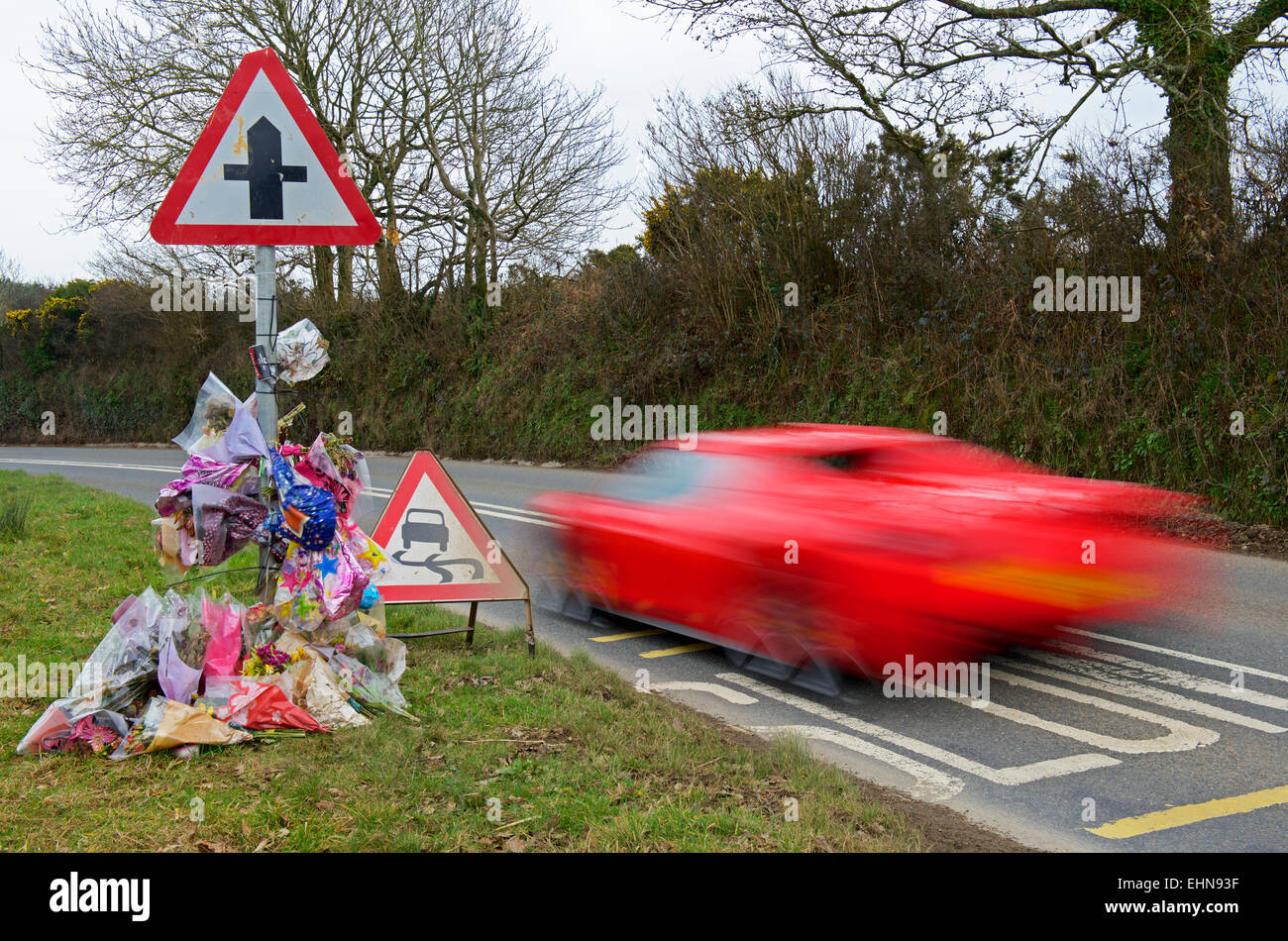 Excès de vitesse des voitures de sport d'une route, passé de culte, les lieux d'un accident mortel Banque D'Images