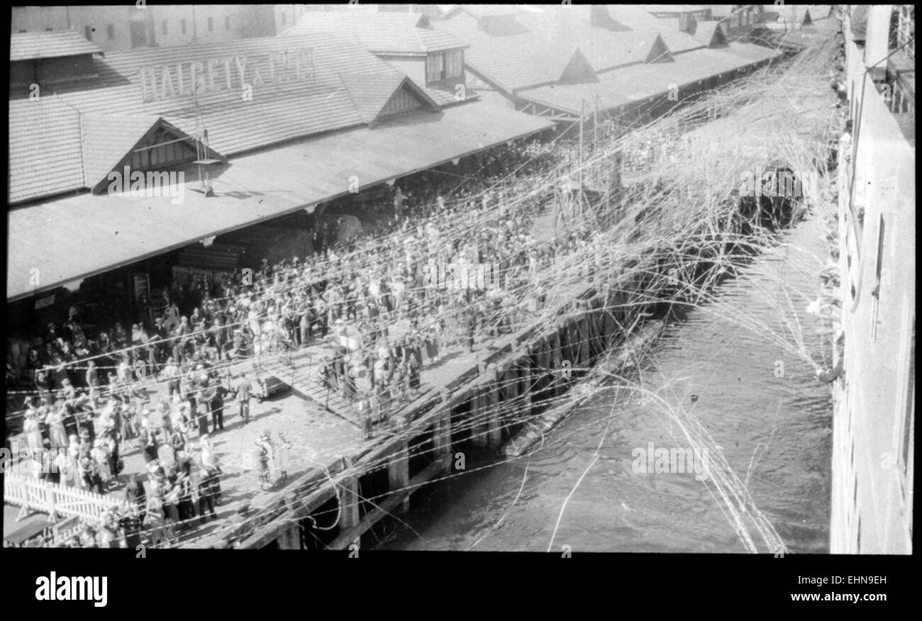 Cette image historique montre un bateau au départ de l'Angleterre pour la tournée du Marylebone Cricket Club (MCC) 1936-37, capturant un moment dans l'histoire du sport alors que l'équipe voyageait pour une tournée internationale de cricket. Banque D'Images
