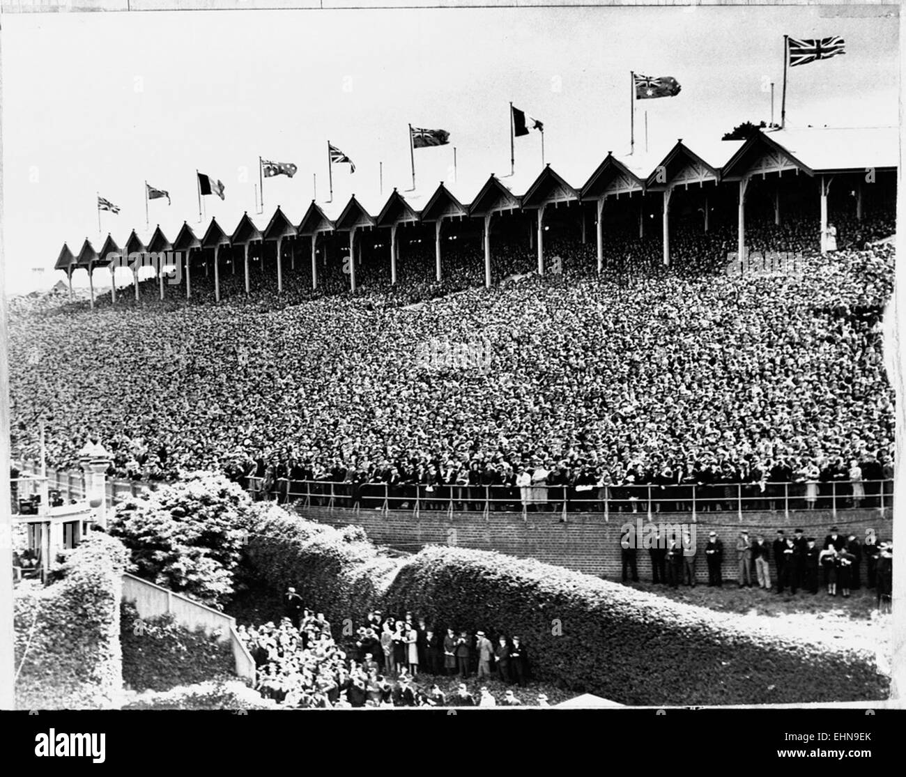 L’image emblématique du Melbourne Cricket Ground (MCG) de Frank Hurley capture la grandeur de ce célèbre site sportif de Melbourne, Victoria. Le MCG, monument historique de l'histoire du sport australien, accueille des événements majeurs tels que le cricket et le football australien. Banque D'Images
