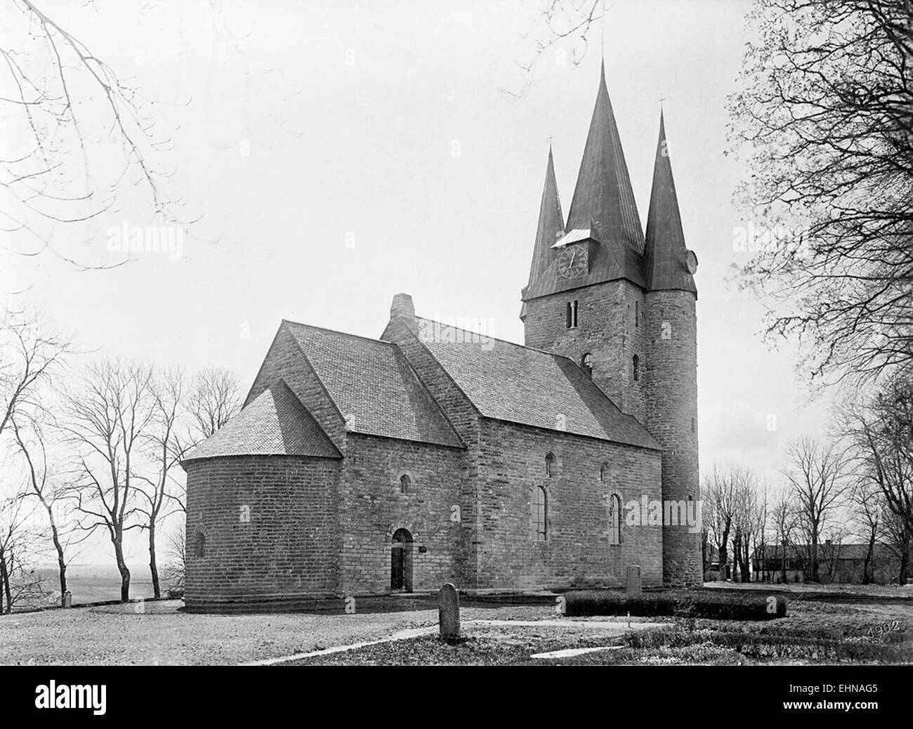 L'église Husaby, située à Västergotland, en Suède, est un bâtiment historique datant du XIe siècle. C'est un site important pour le patrimoine suédois et l'histoire chrétienne primitive dans la région. Banque D'Images