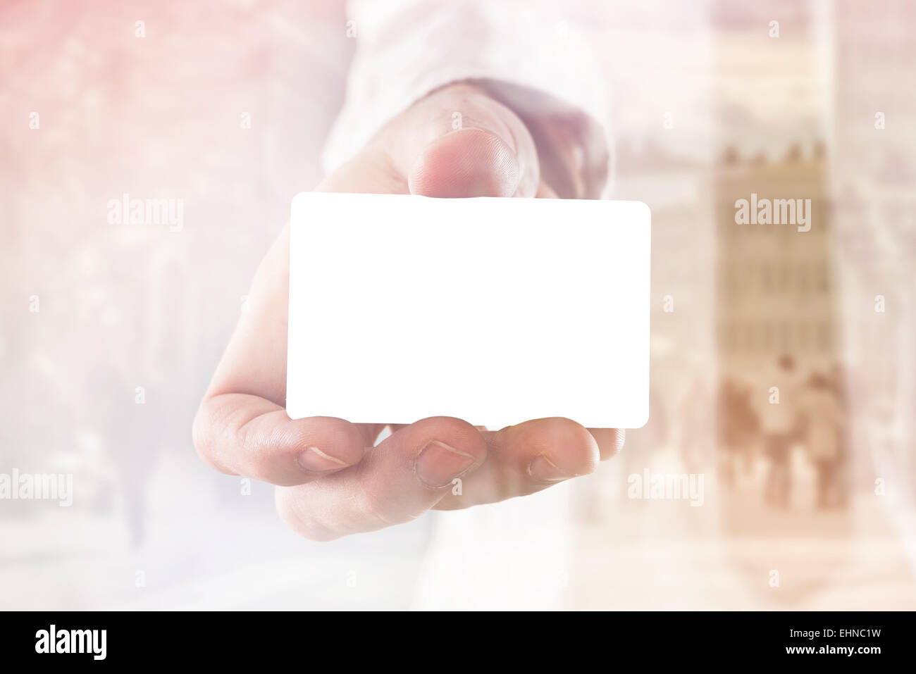 Businessman holding blank carte de visite avec coins arrondis, double exposition avec les gens de l'image de w Banque D'Images