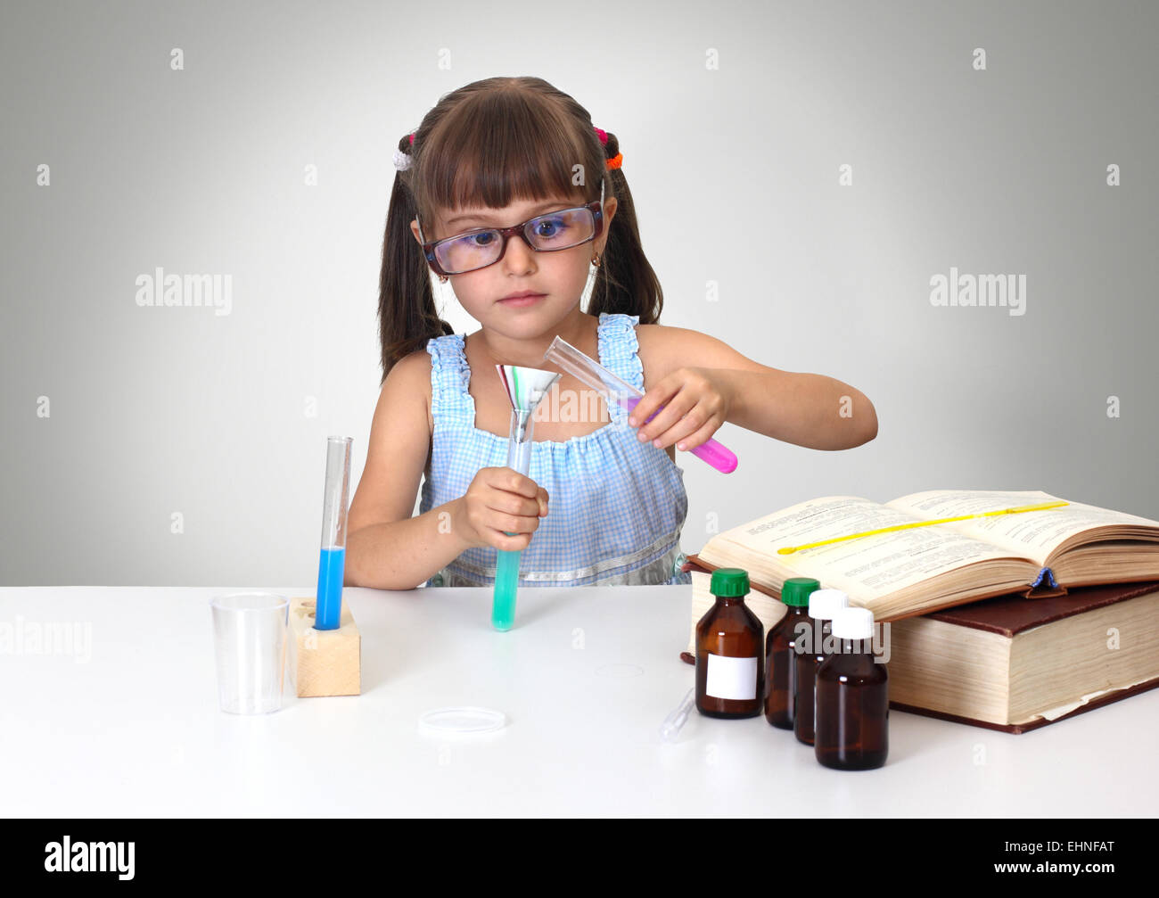 Enfant girl making test chimique Banque D'Images