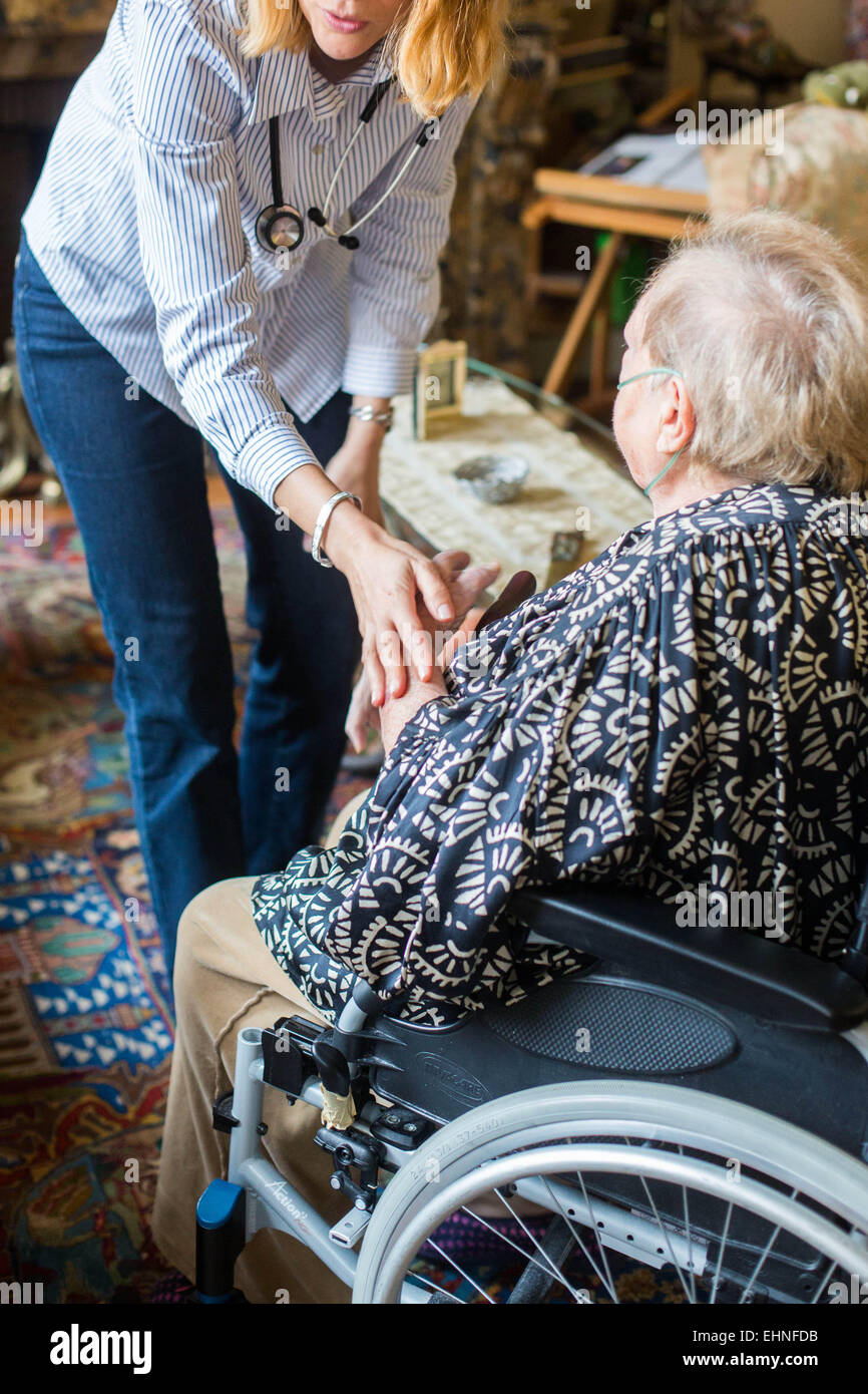 Médecin généraliste lors d'une visite à domicile avec un patient âgé. Banque D'Images