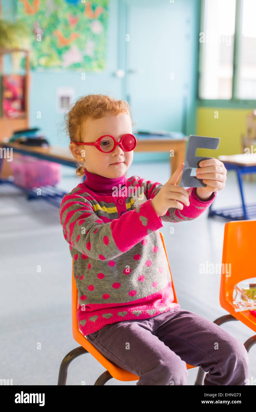 Bilan de santé effectué par une infirmière pédiatrique de MCW en école maternelle, Charente, France. Banque D'Images