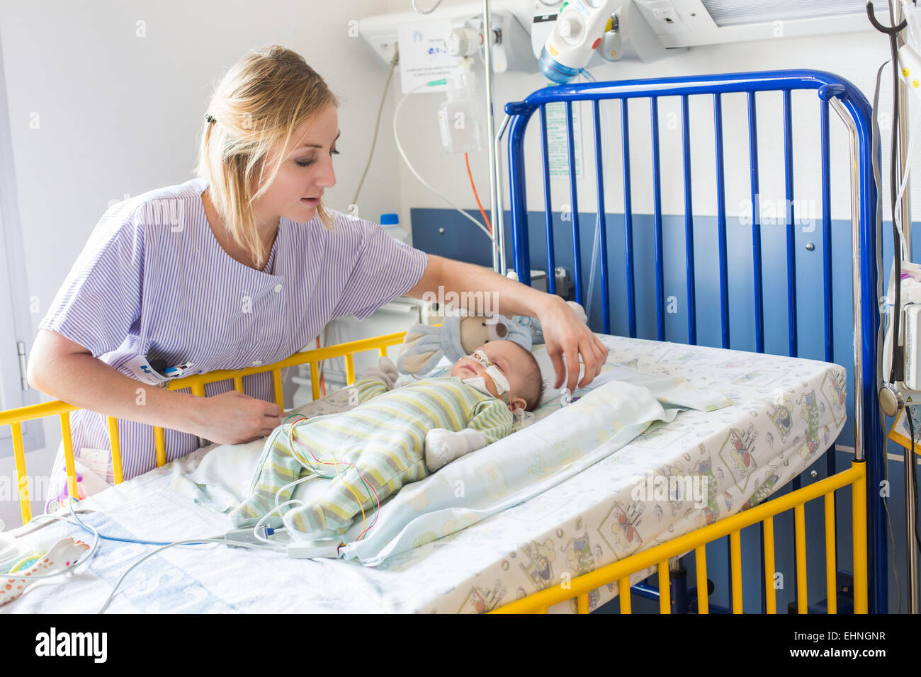 Baby touchés par une bronchiolite, hospitalisés dans le service pédiatrique de l'hôpital d'Angoulême, France, ici l'alimentation par sonde. Banque D'Images