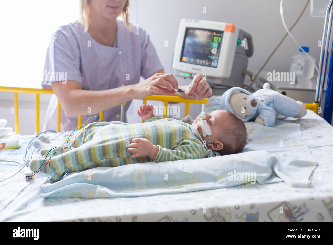 Baby touchés par une bronchiolite, hospitalisés dans le service pédiatrique de l'hôpital d'Angoulême, France, ici l'alimentation par sonde. Banque D'Images