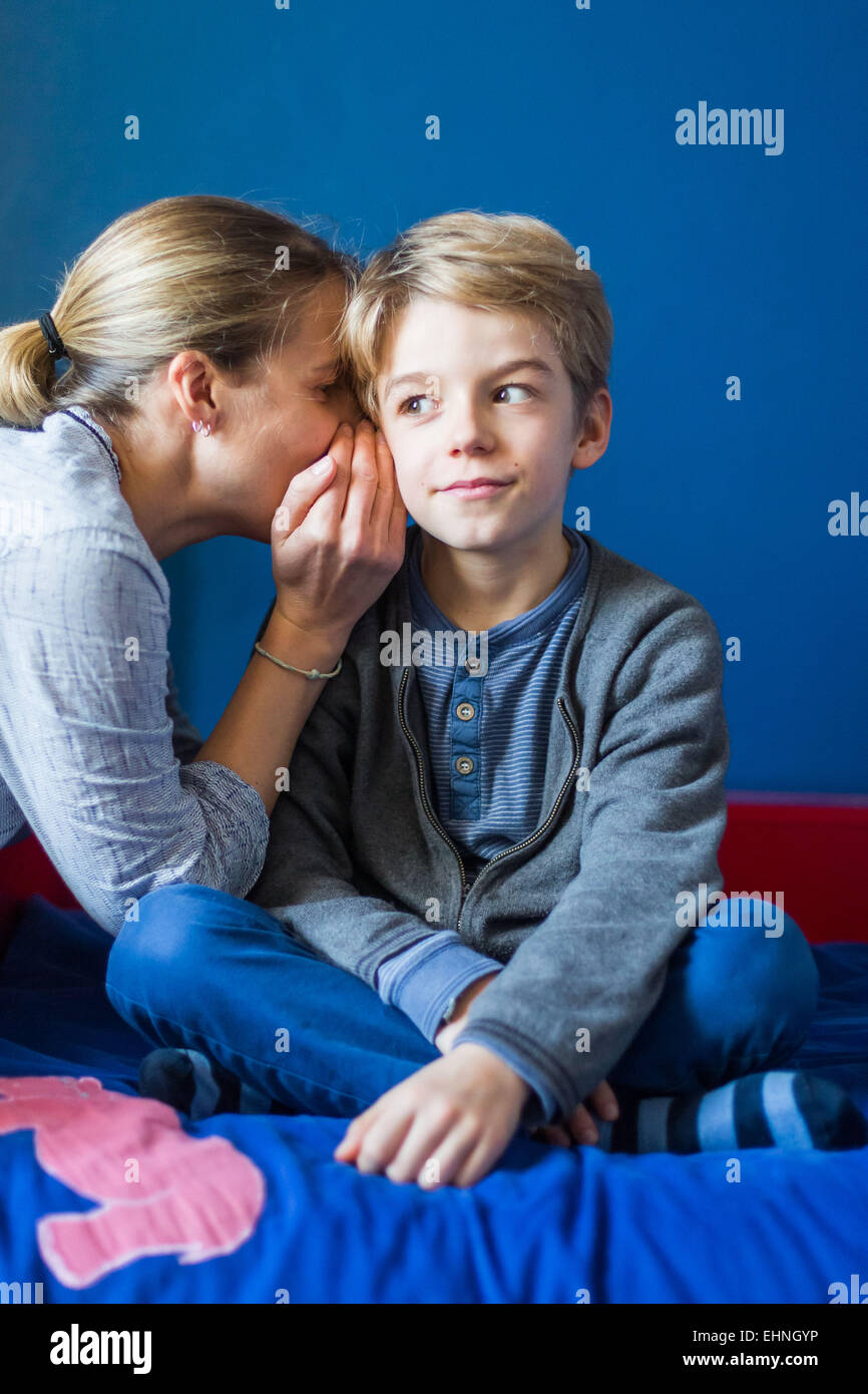 Garçon de 8 ans avec sa mère. Banque D'Images