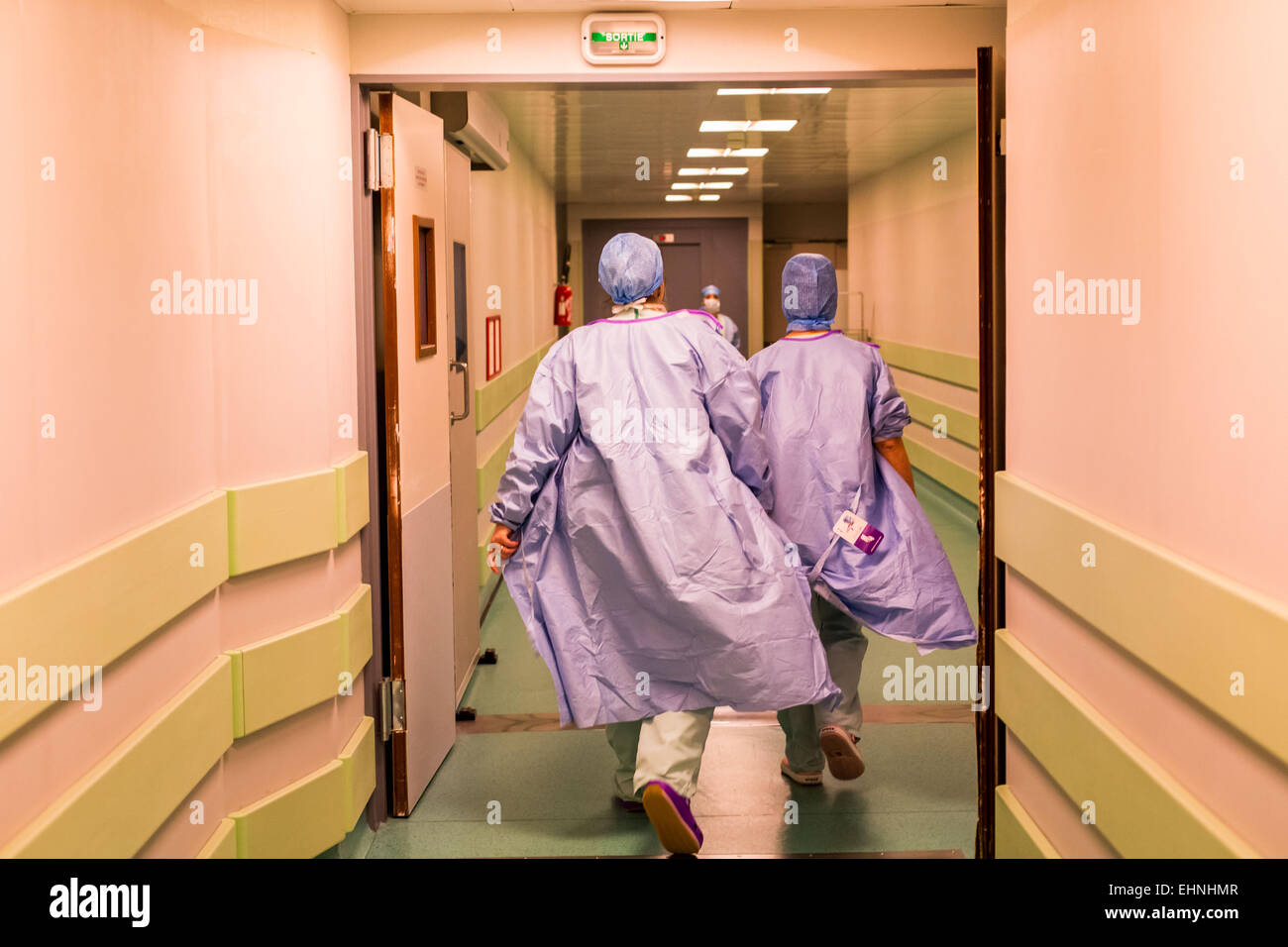 L'équipe chirurgicale dans un couloir de l'hôpital. Banque D'Images
