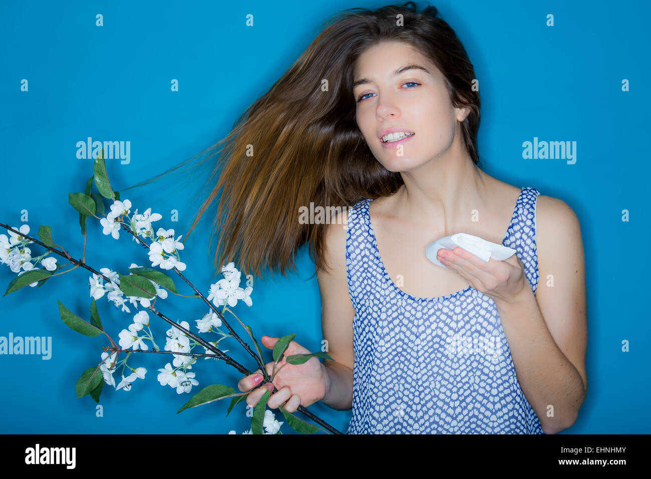 Femme avec fièvre de foin s'être mouché le nez. Banque D'Images