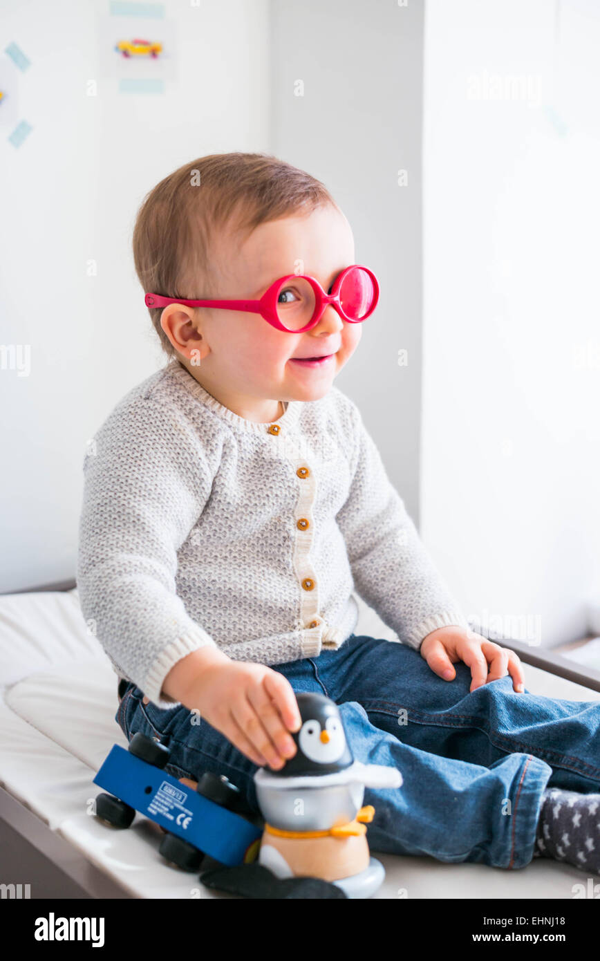 Examen Ophtalmologique D Un 18 Mois Bebe Garcon Photo Stock Alamy