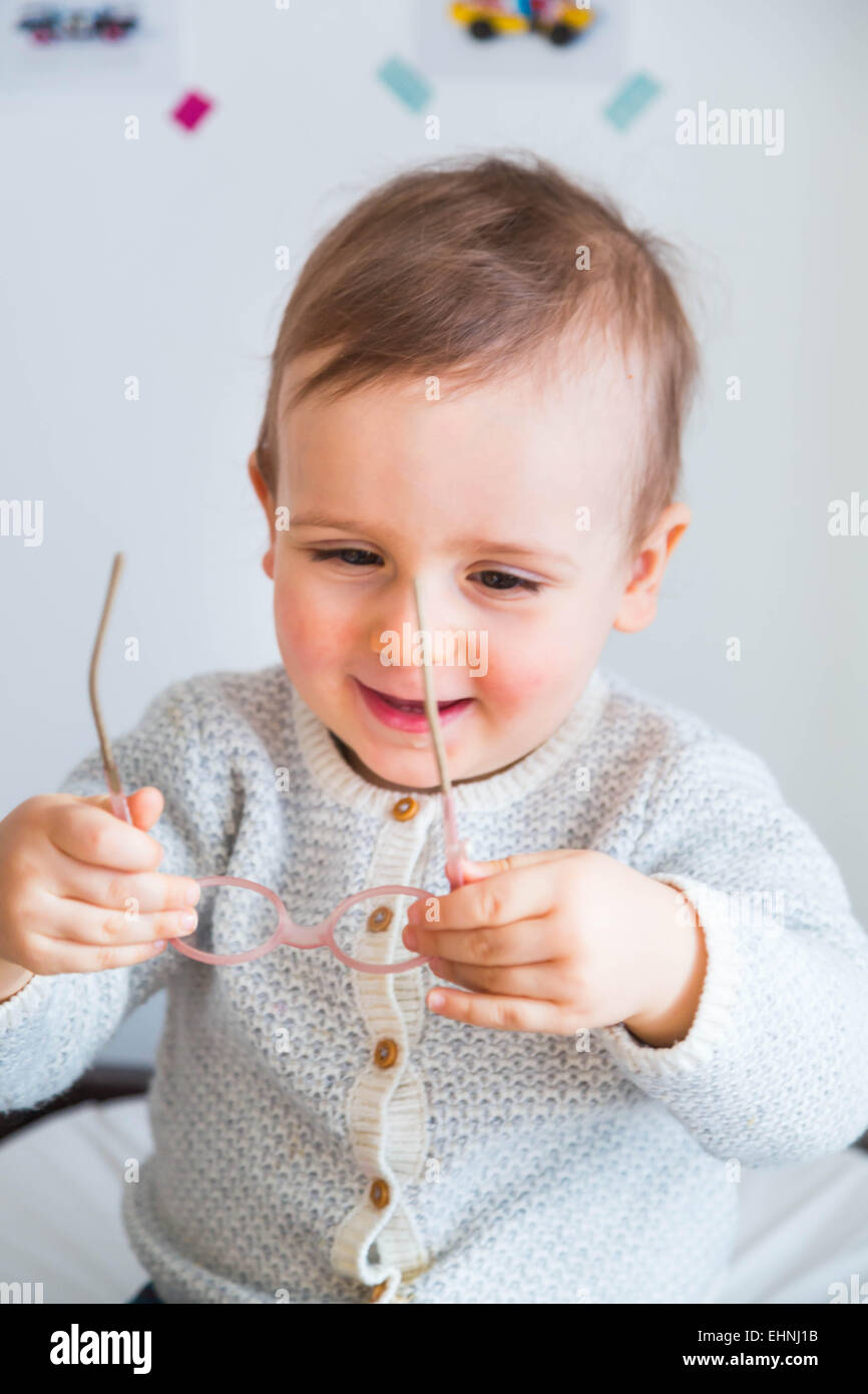 18 mois bébé garçon portant des lunettes. Banque D'Images