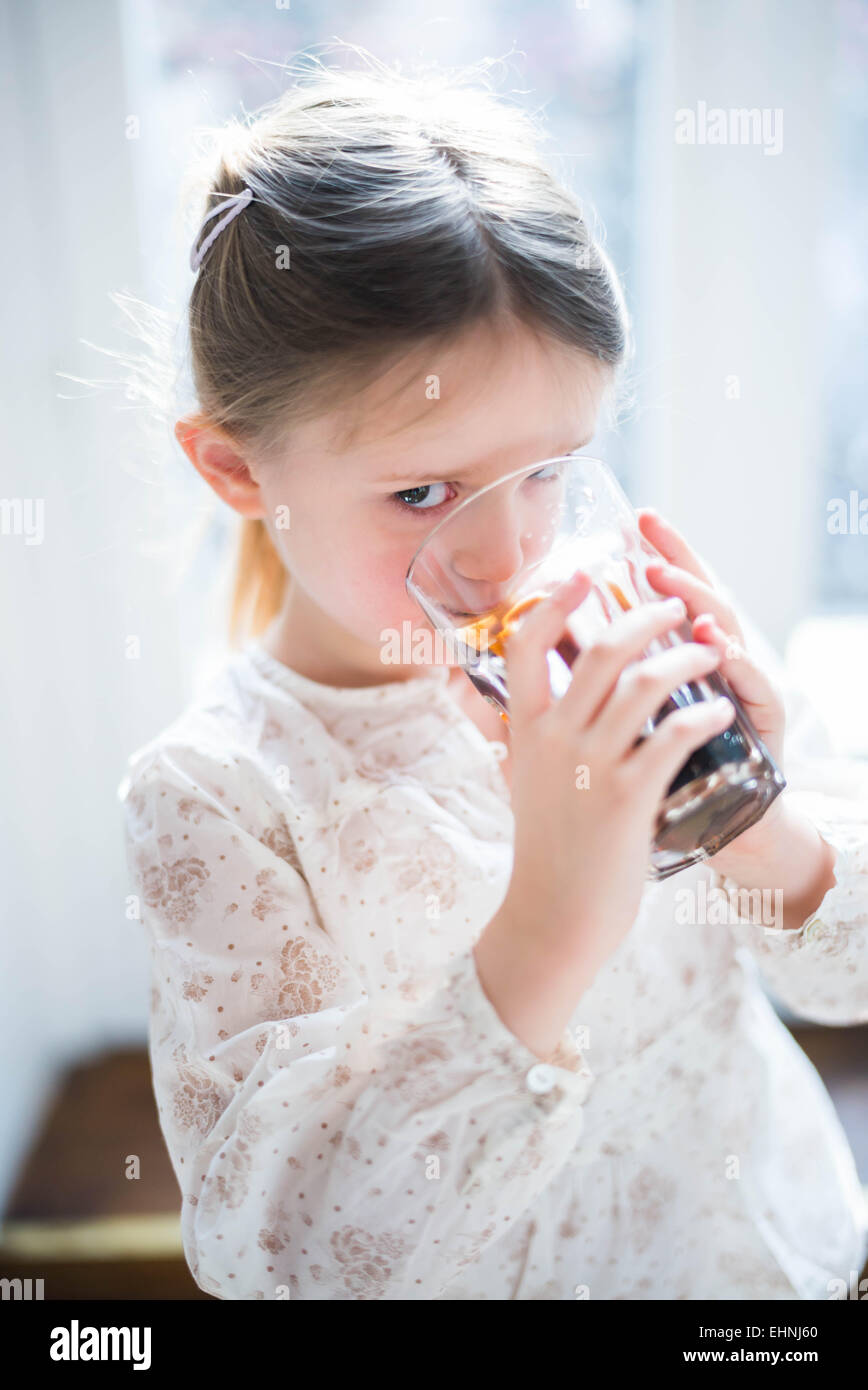 5 ans boivent des boissons. Banque D'Images