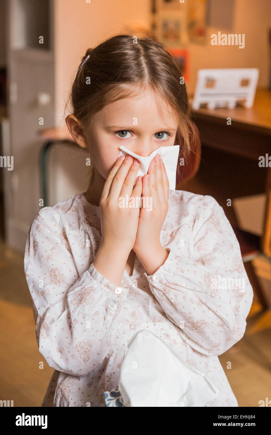 5 year-old girl blowing nose. Banque D'Images