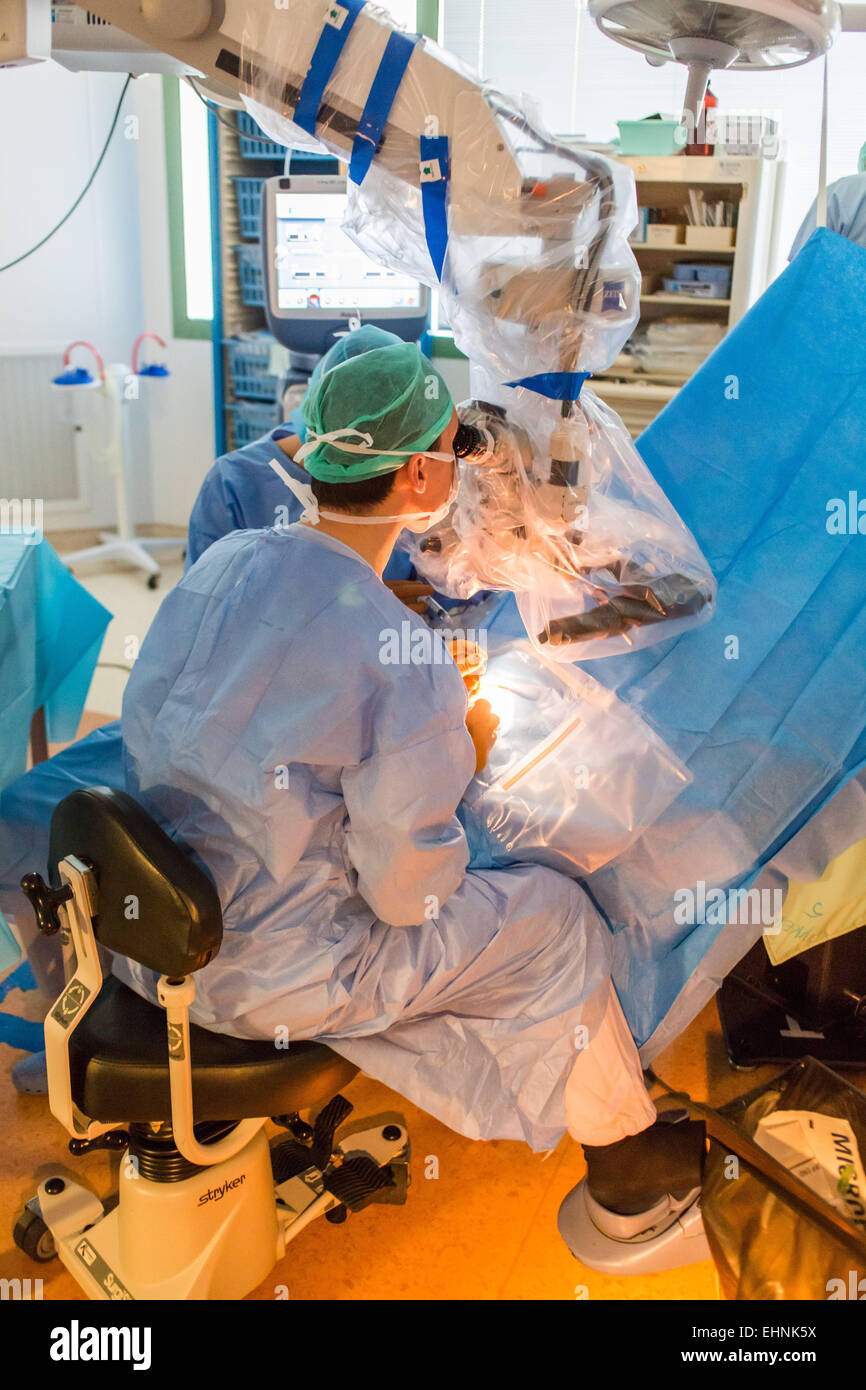 La chirurgie de la cataracte, l'installation de l'implant intraoculaire, l'hôpital de Bordeaux, France. Banque D'Images