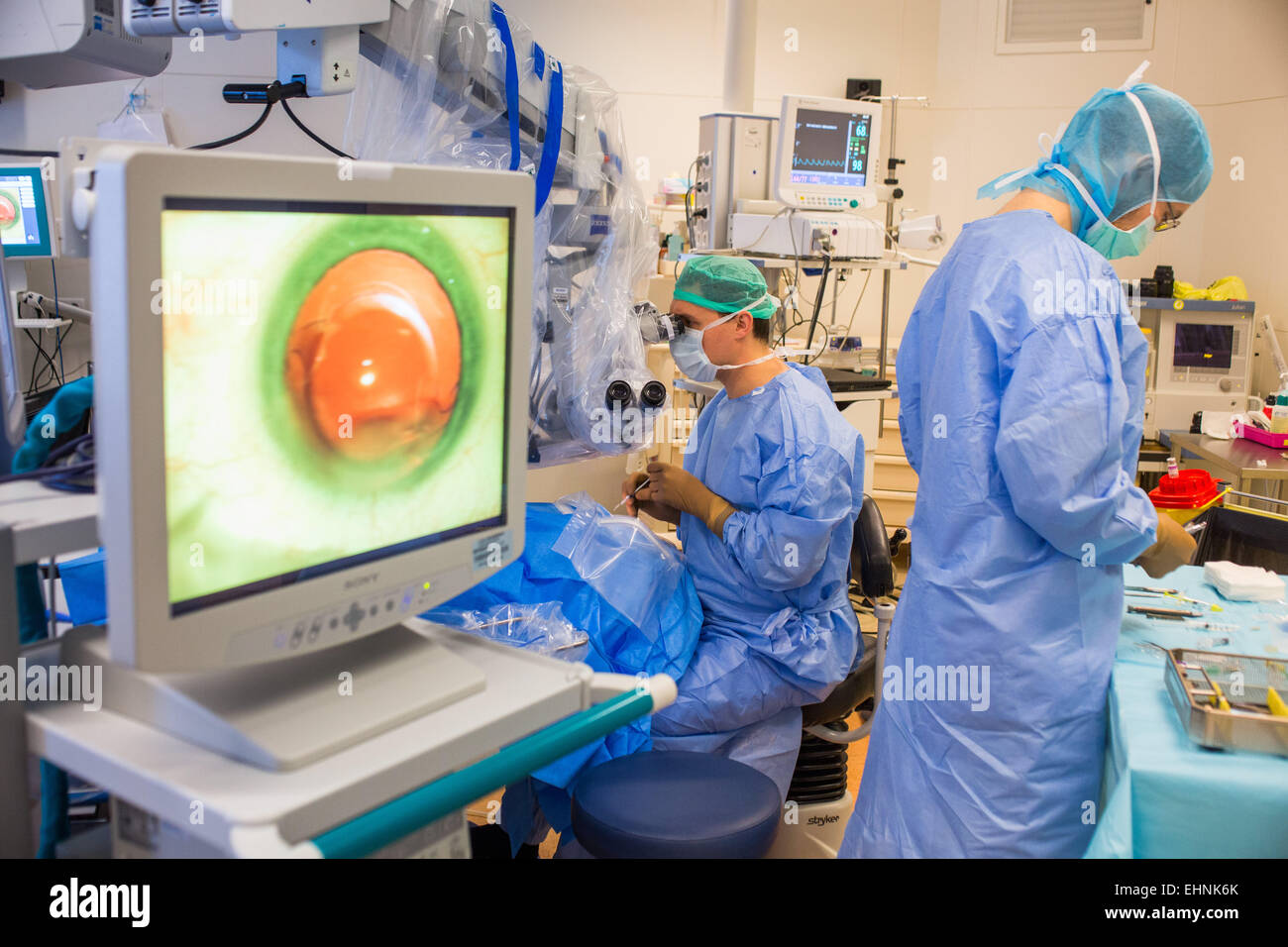 La chirurgie de la cataracte, l'installation de l'implant intraoculaire, l'hôpital de Bordeaux, France. Banque D'Images