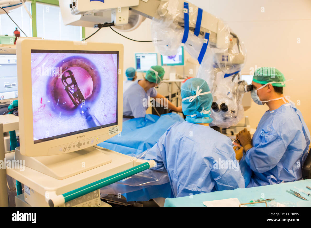 La chirurgie de la cataracte, l'installation de l'implant intraoculaire, l'hôpital de Bordeaux, France. Banque D'Images