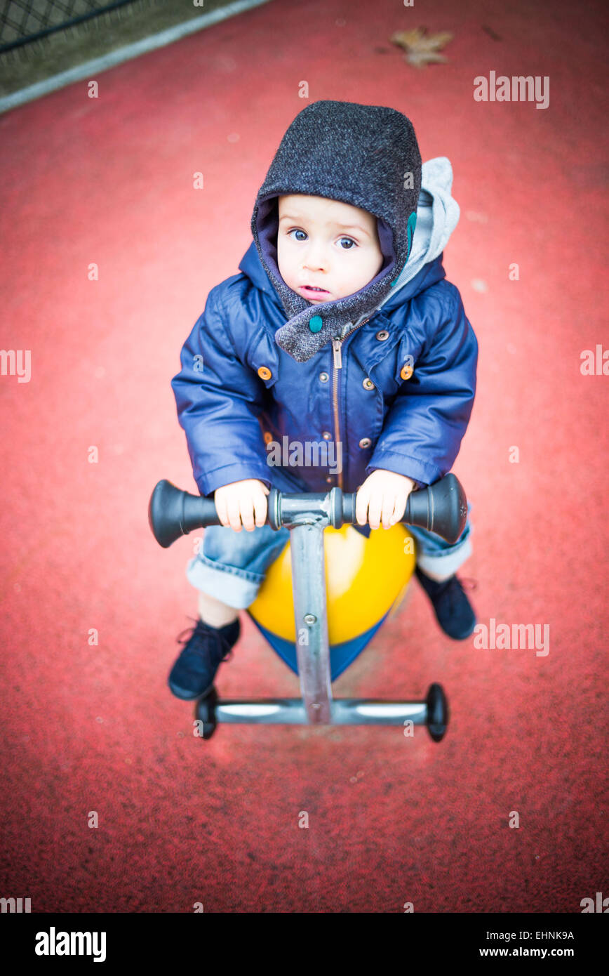 18 Mois Bebe Garcon Dans Une Aire De Jeux Photo Stock Alamy