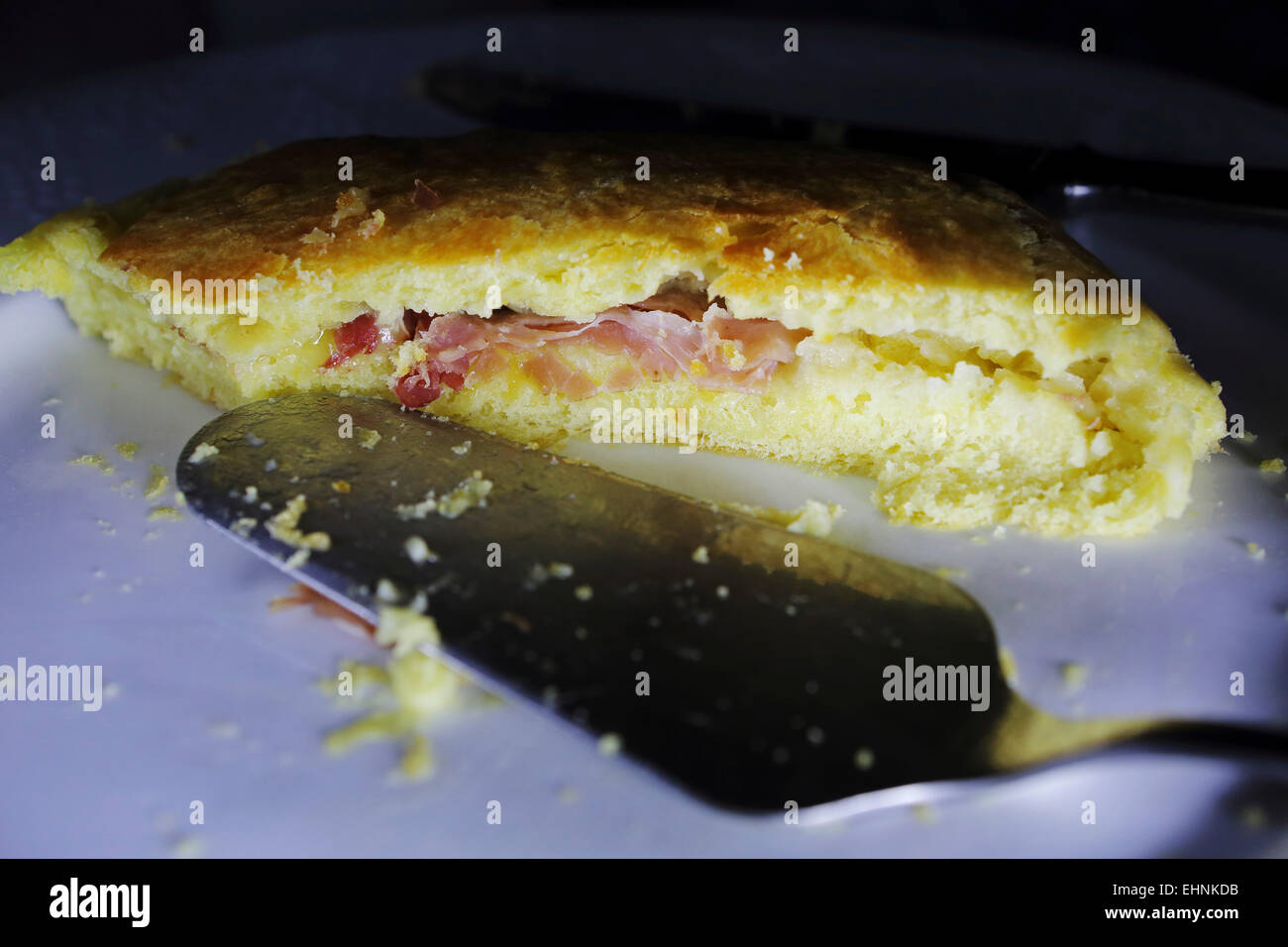 Un gâteau régional, farcies au jambon et fromage, servi à Crémone, en Italie. Banque D'Images