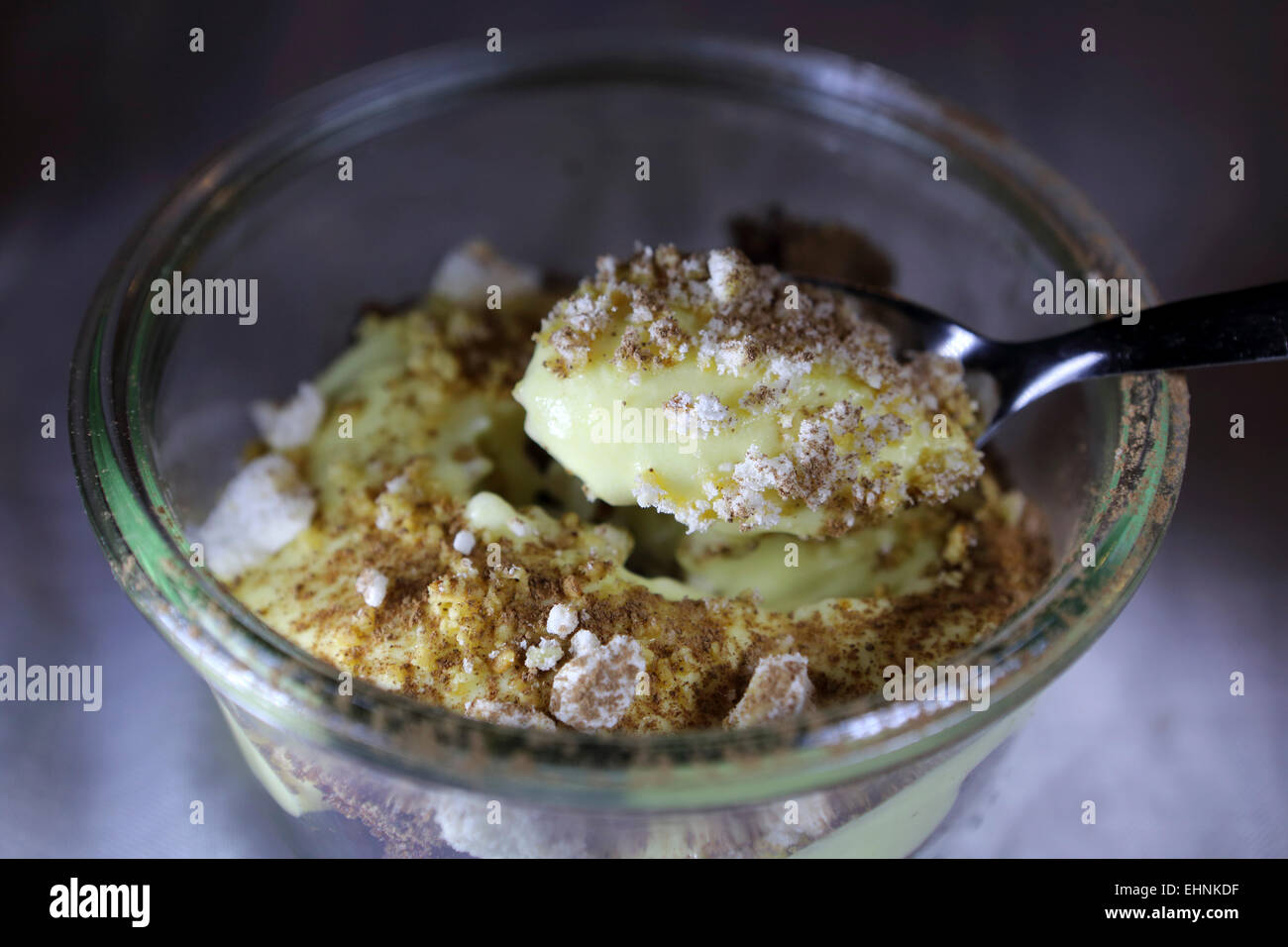 Un dessert régional, avec sauce à la vanille, servi à Crémone, en Italie. Banque D'Images