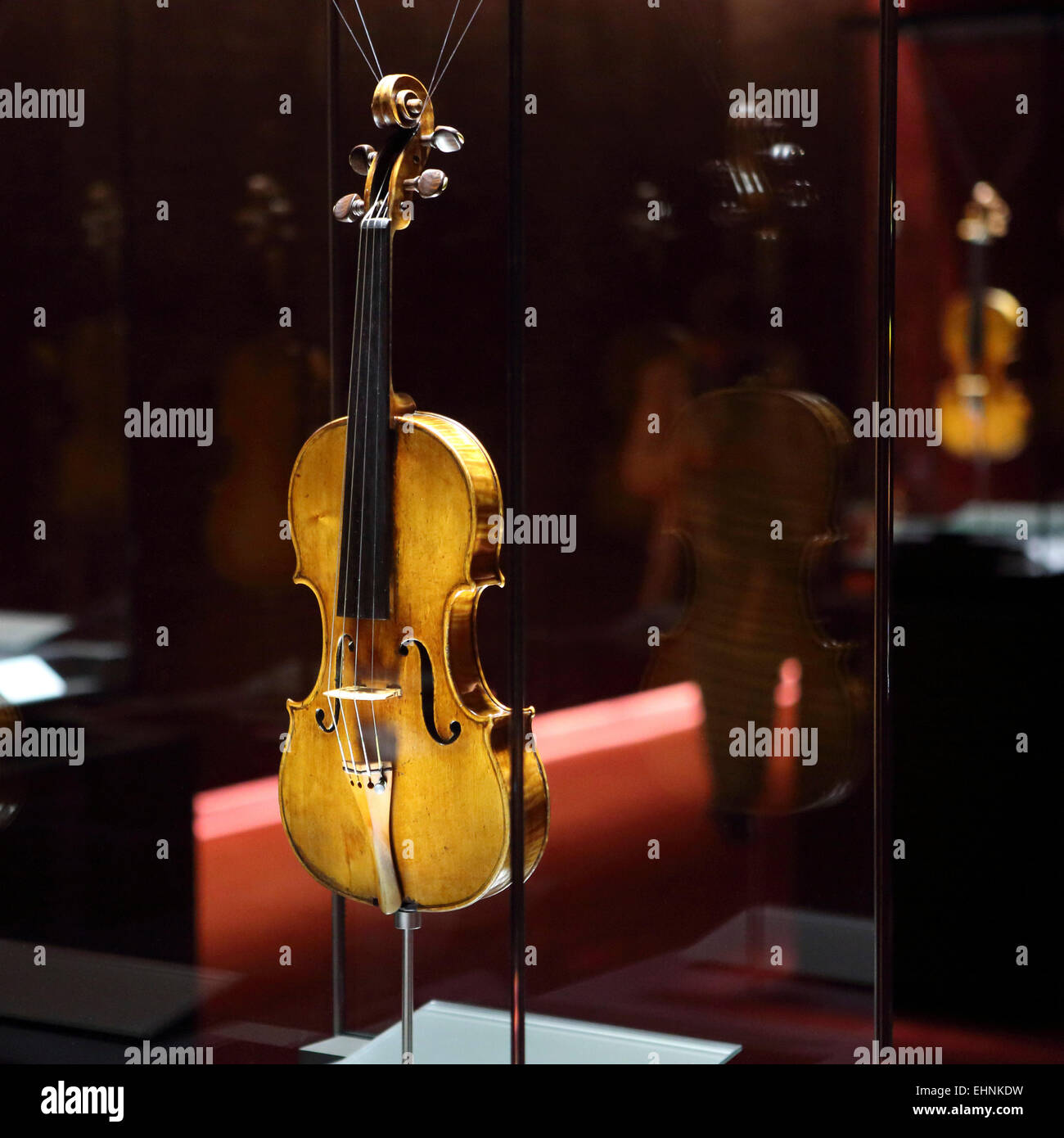 Un violon Stradivarius au musée du violon de Crémone (Italie). Banque D'Images