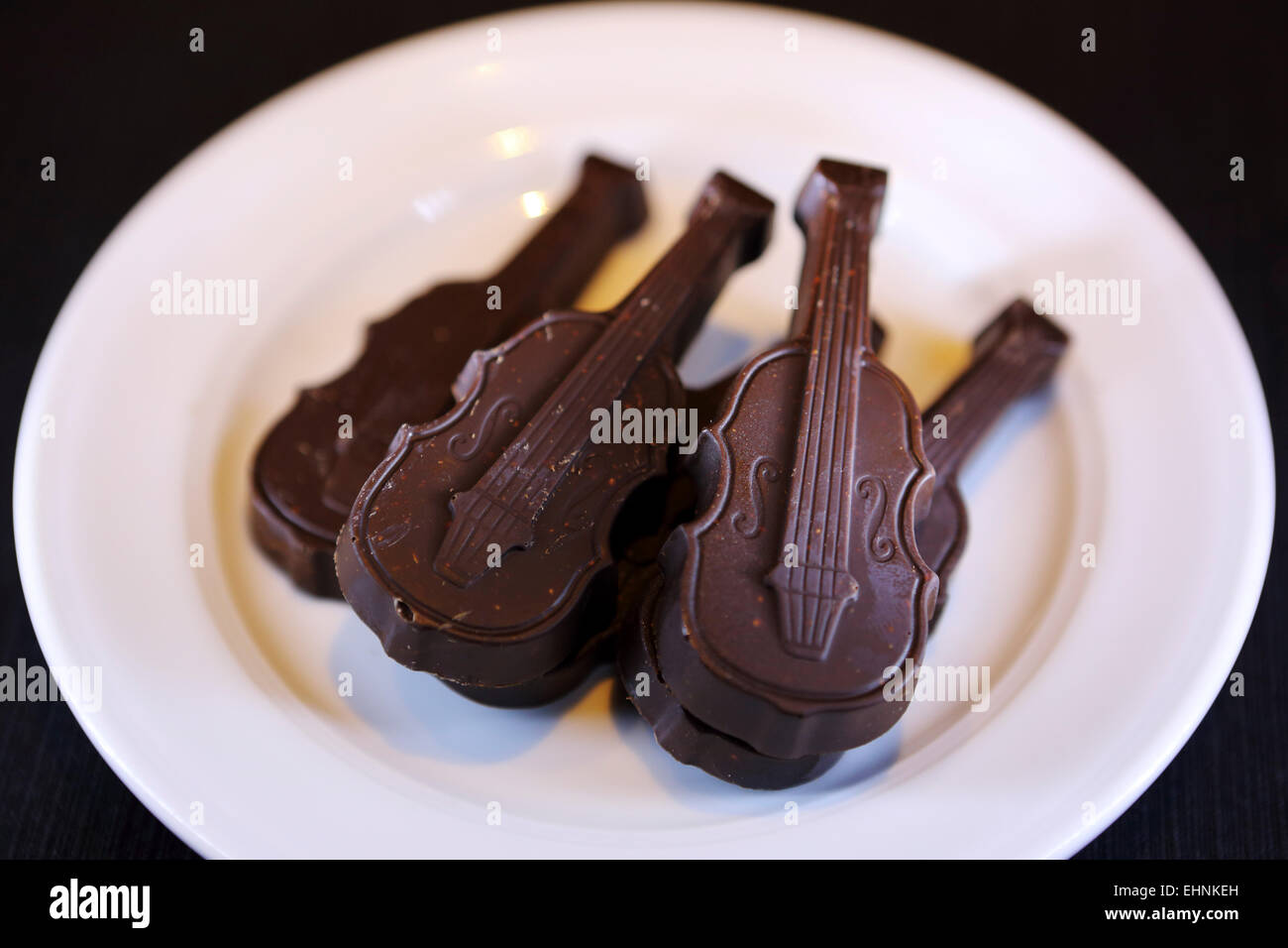 Violons chocolat servi à Crémone, en Italie. La ville est réputée pour sa tradition de lutherie. Banque D'Images