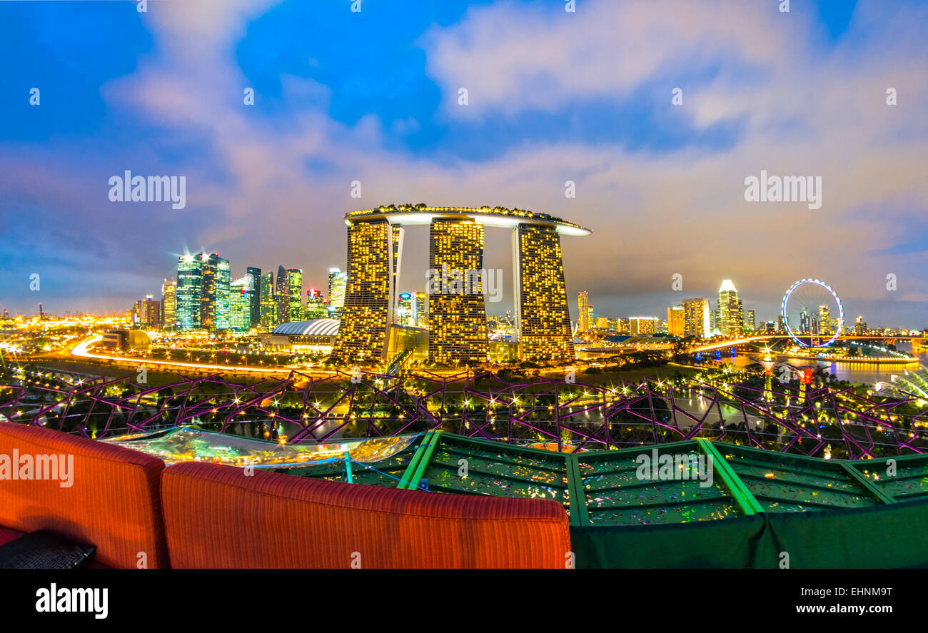 Fish-eye view de Singapour sur les toits de la ville au coucher du soleil. Banque D'Images