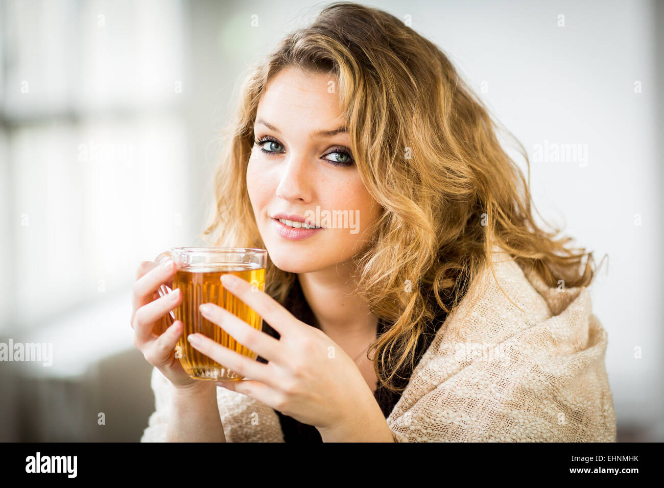 Femme buvant boisson chaude. Banque D'Images
