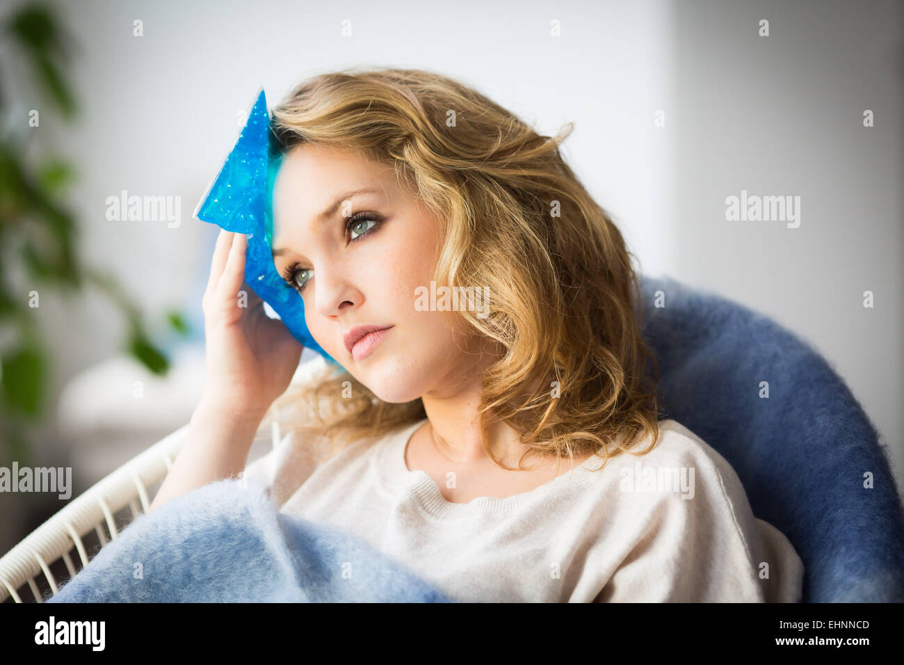 Femme à l'aide d'un chaud-froid de gel pour le traitement de la douleur. releive Banque D'Images