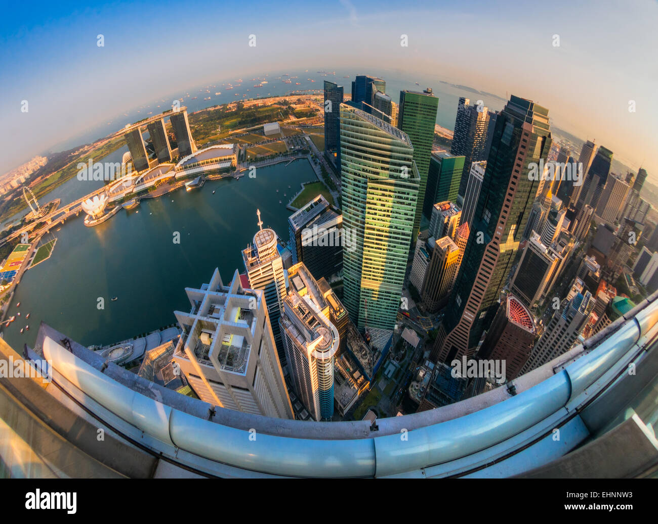 Fish-eye view de Singapour sur les toits de la ville au coucher du soleil. Banque D'Images