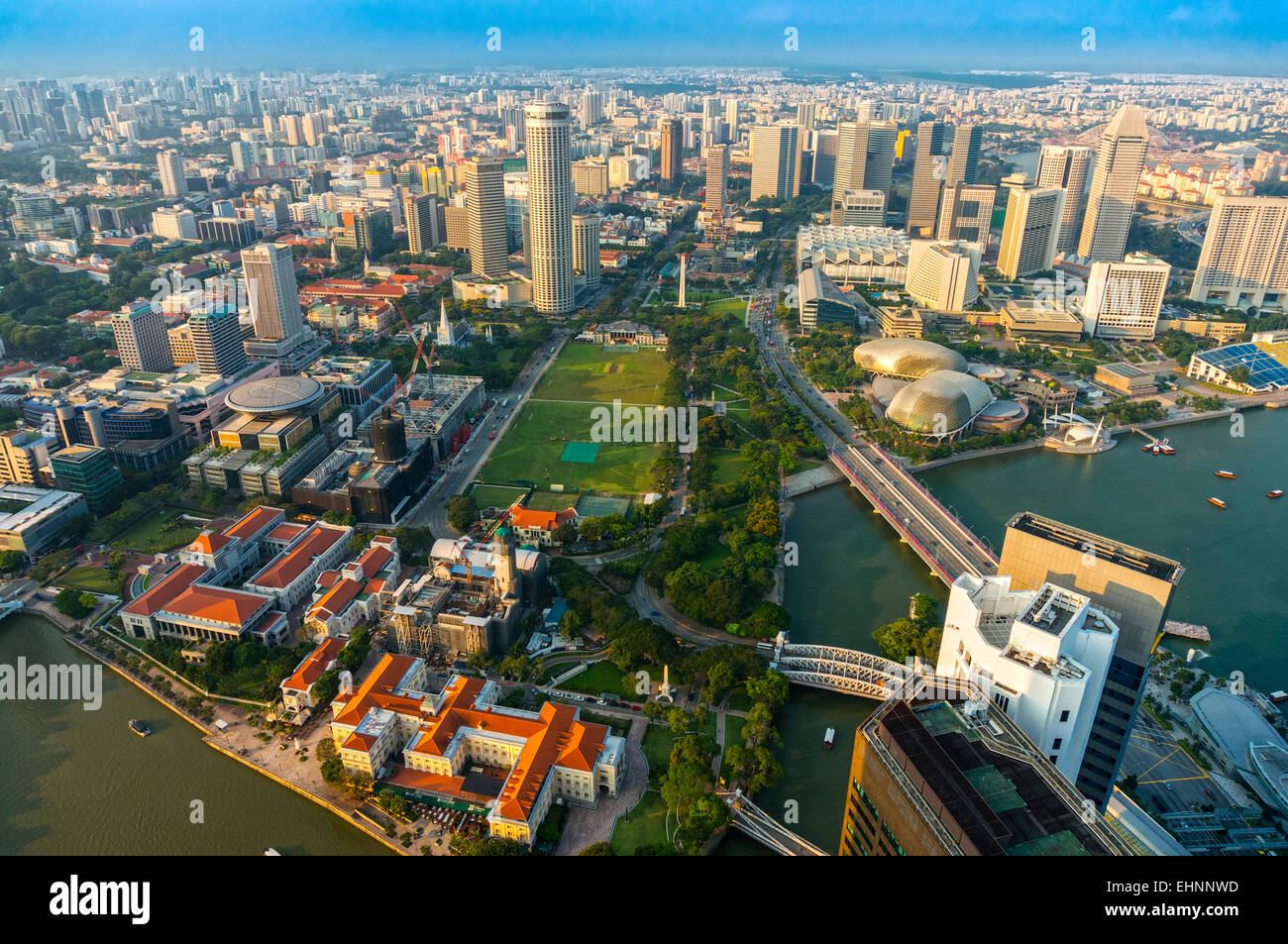 Fish-eye view de Singapour sur les toits de la ville au coucher du soleil. Banque D'Images