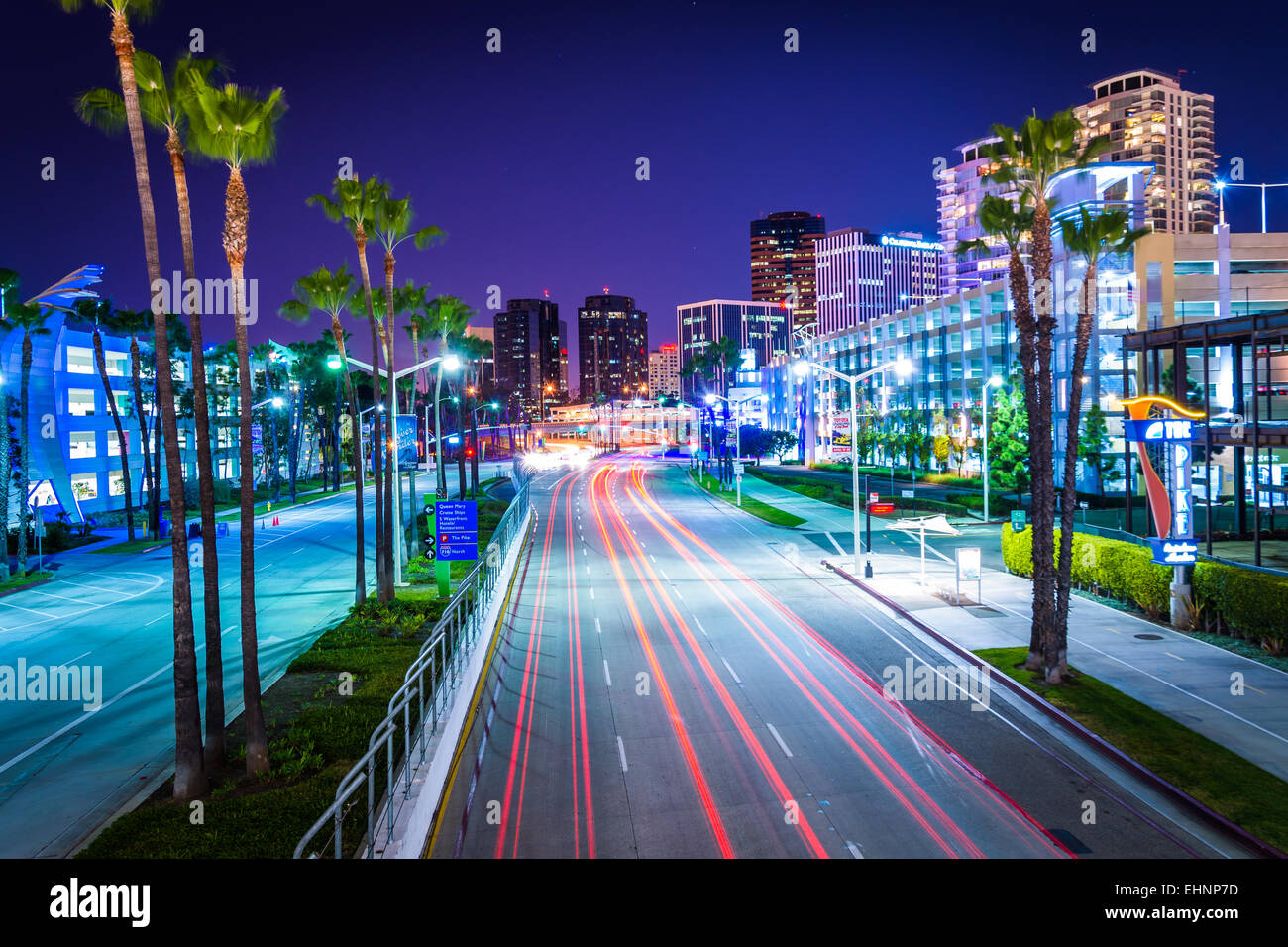 Une longue exposition de la circulation sur la route de nuit, à Long Beach, en Californie. Banque D'Images