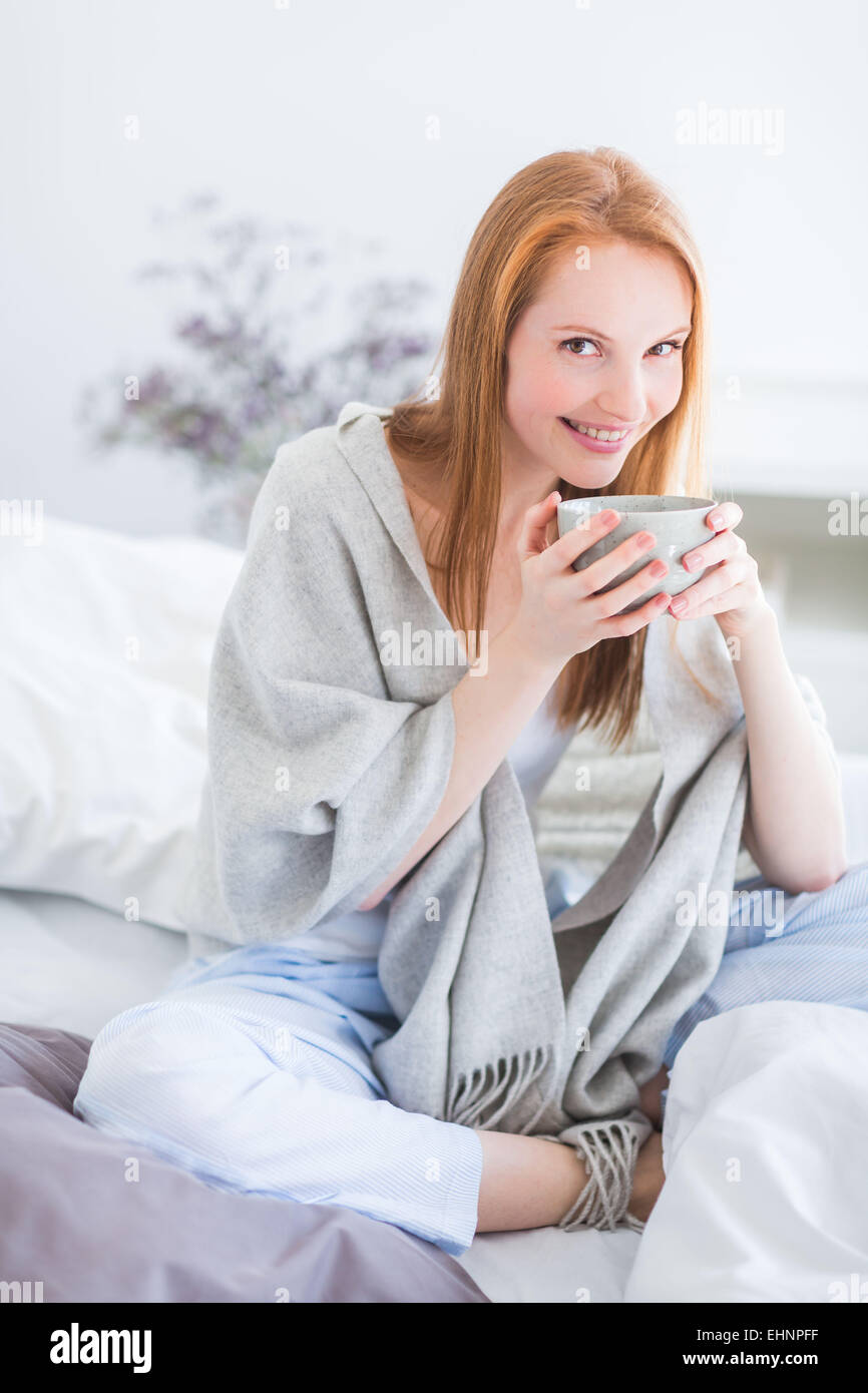 Femme buvant boisson chaude. Banque D'Images