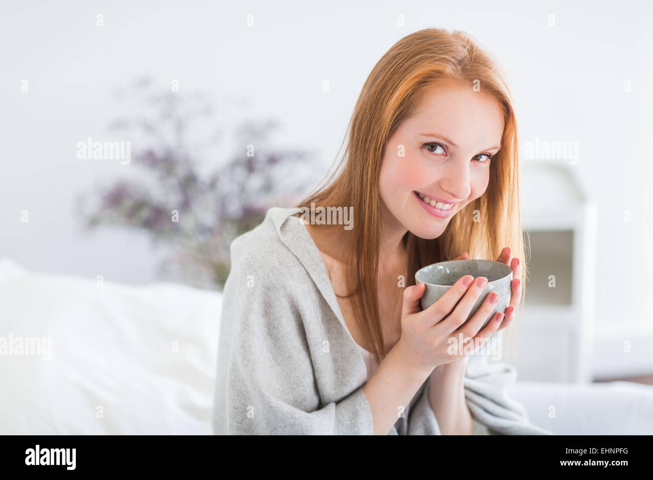 Femme buvant boisson chaude. Banque D'Images