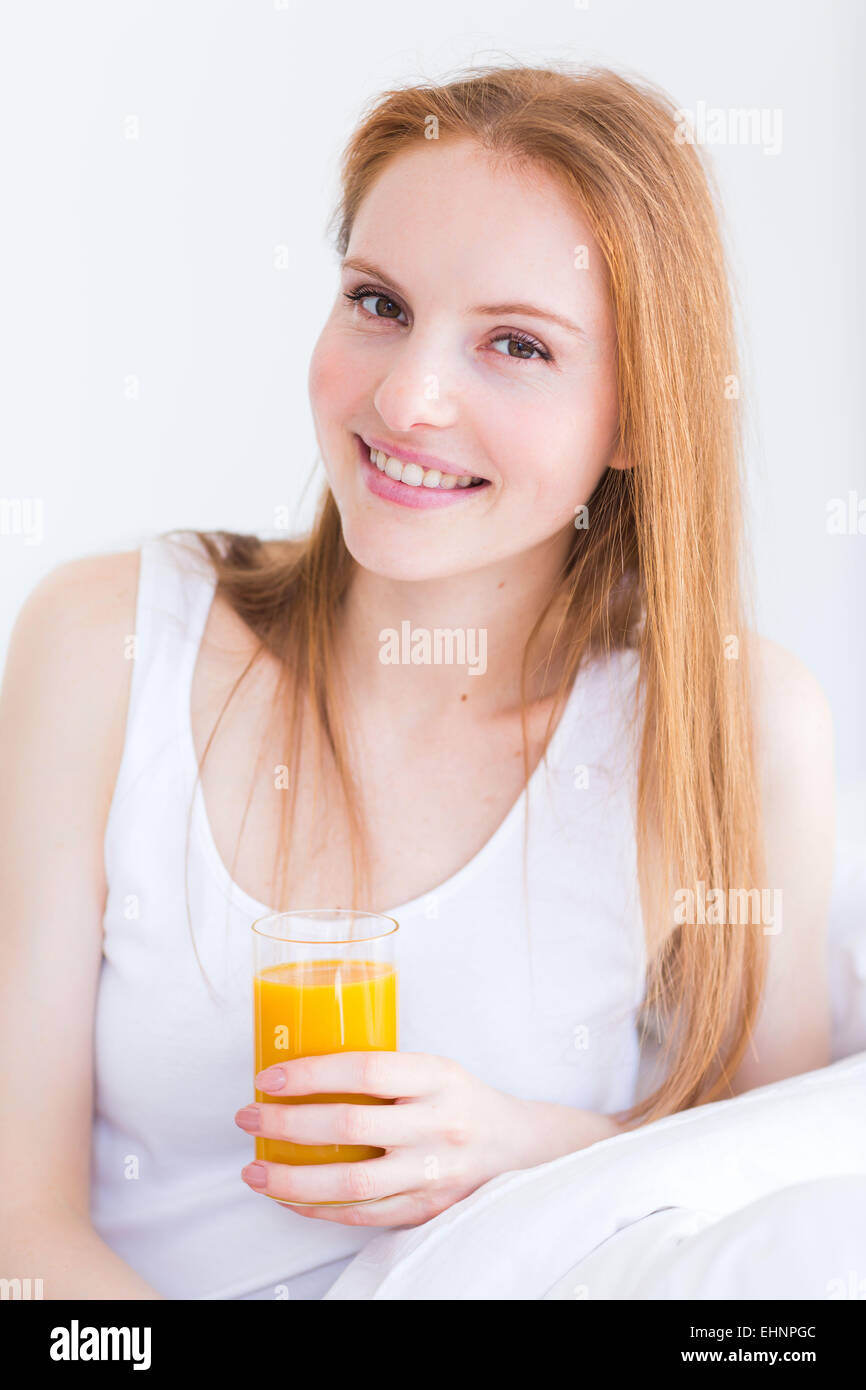 Femme buvant un jus de fruit. Banque D'Images
