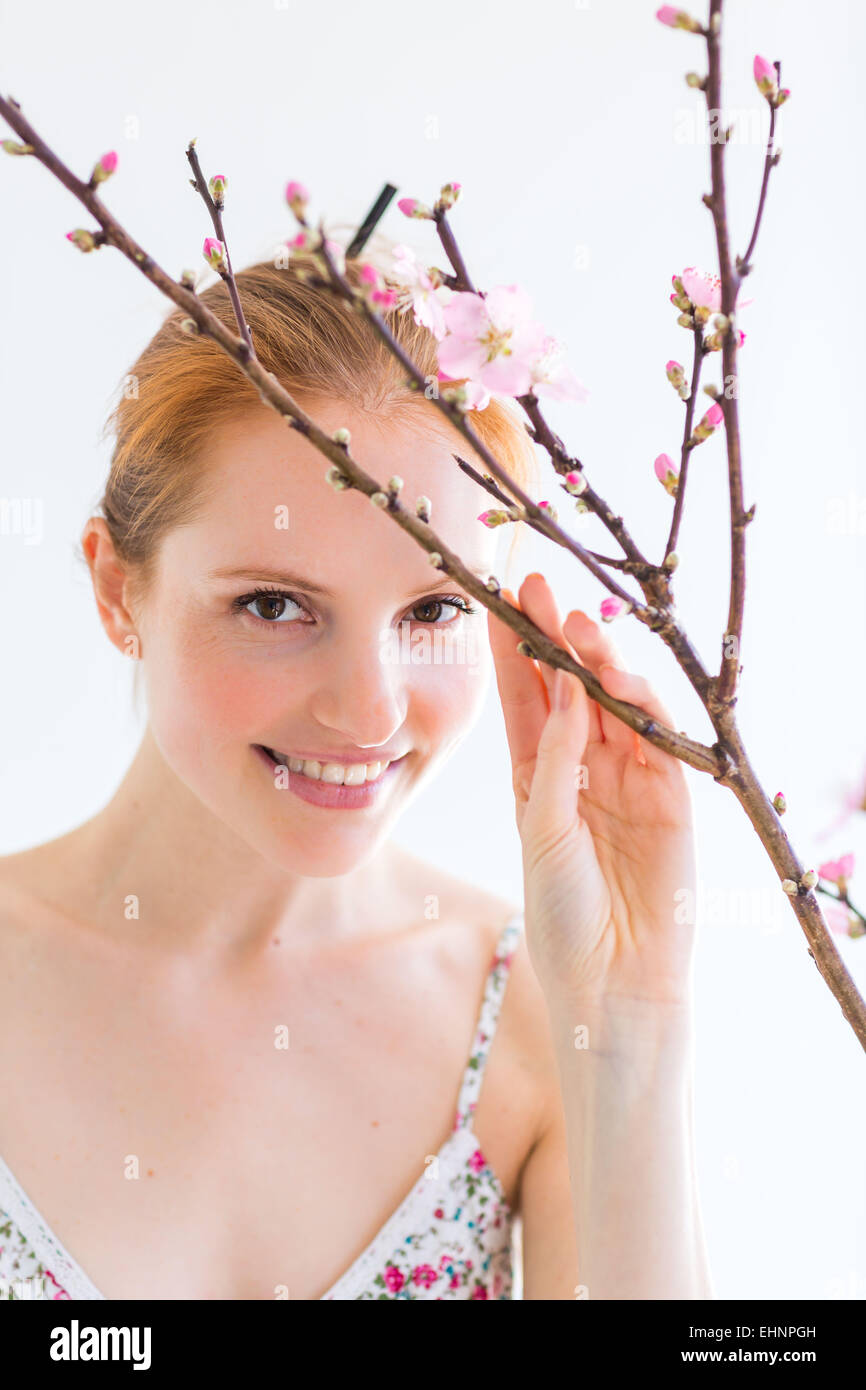Femme en face d'un blooning Direction générale de Prunus . Banque D'Images
